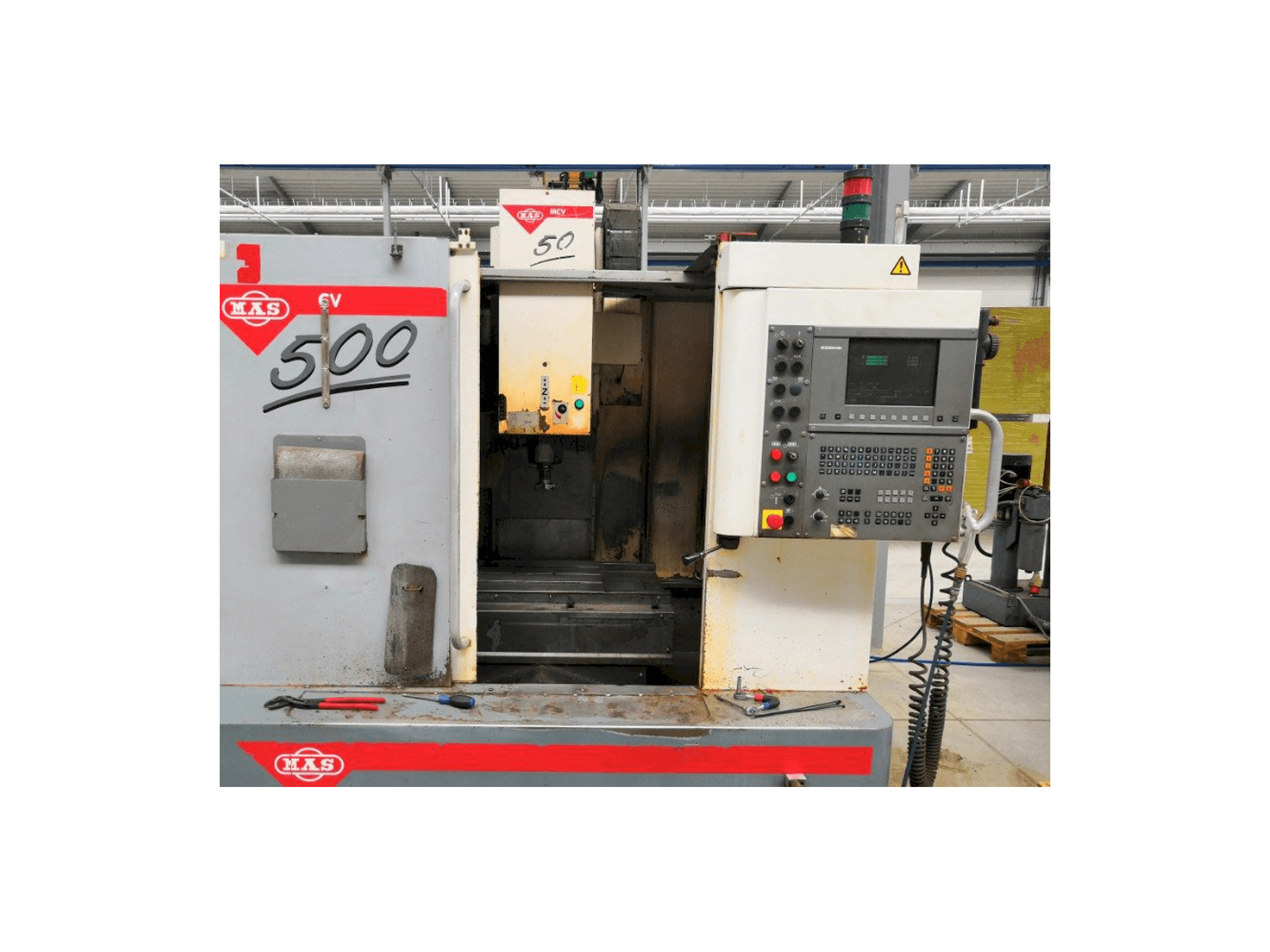 Vista frontale della macchina KOVOSVIT MAS MCV 500 CNC