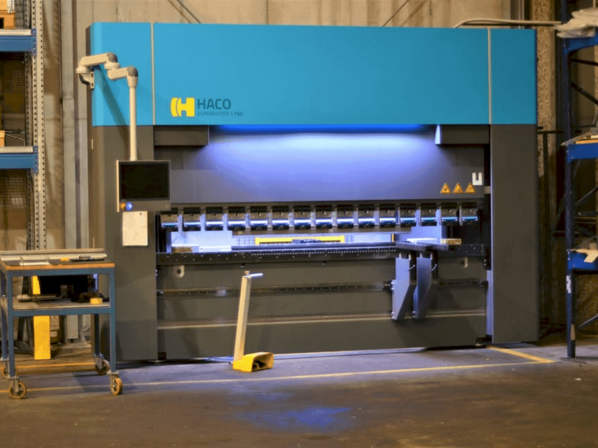 Vista frontale della macchina HACO Euromaster S 30150
