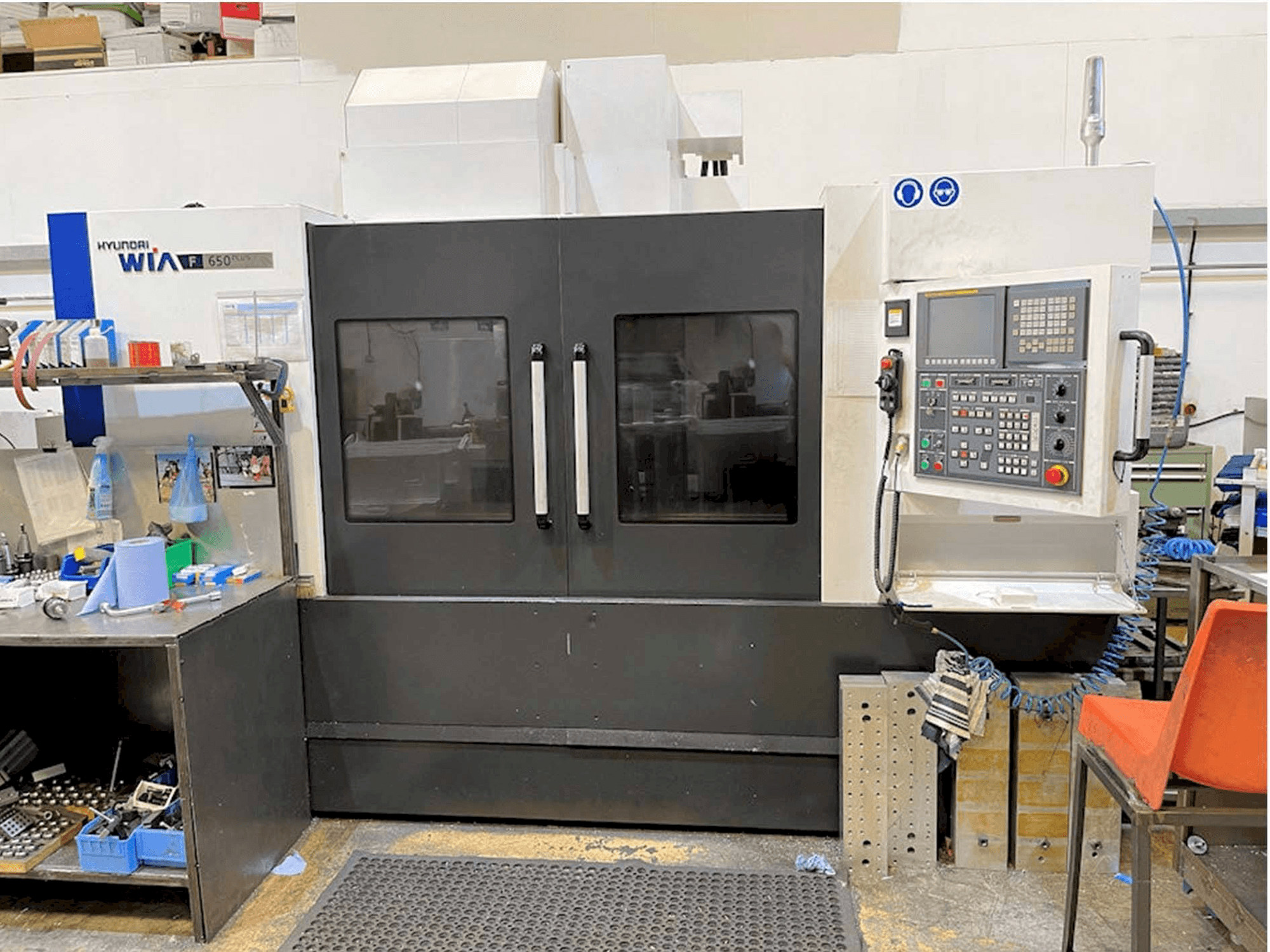 Vista frontale della macchina Hyundai Wia F650 PLUS