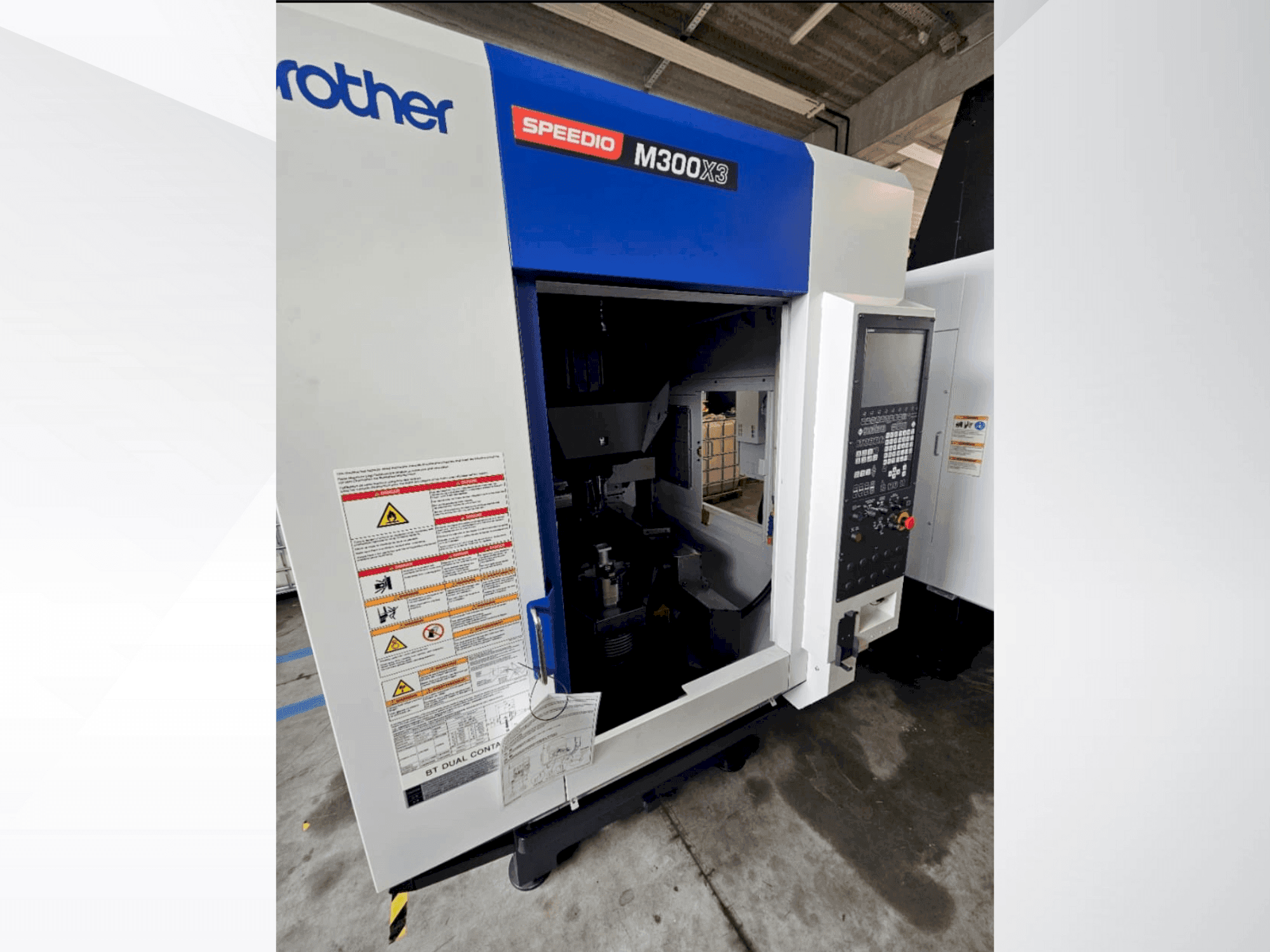 Vista frontale della macchina Brother Speedio M 300 X3