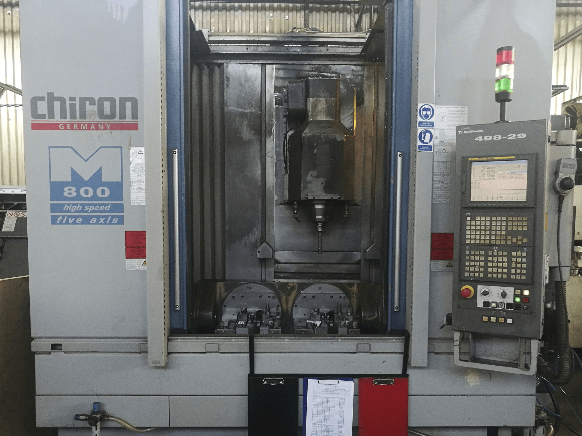 Vista frontale della macchina CHIRON MILL 800