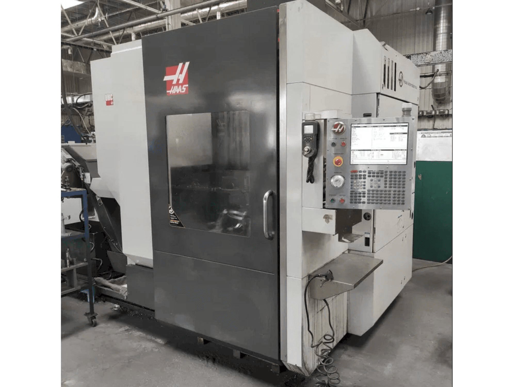 Vista frontale della macchina HAAS UMC-750
