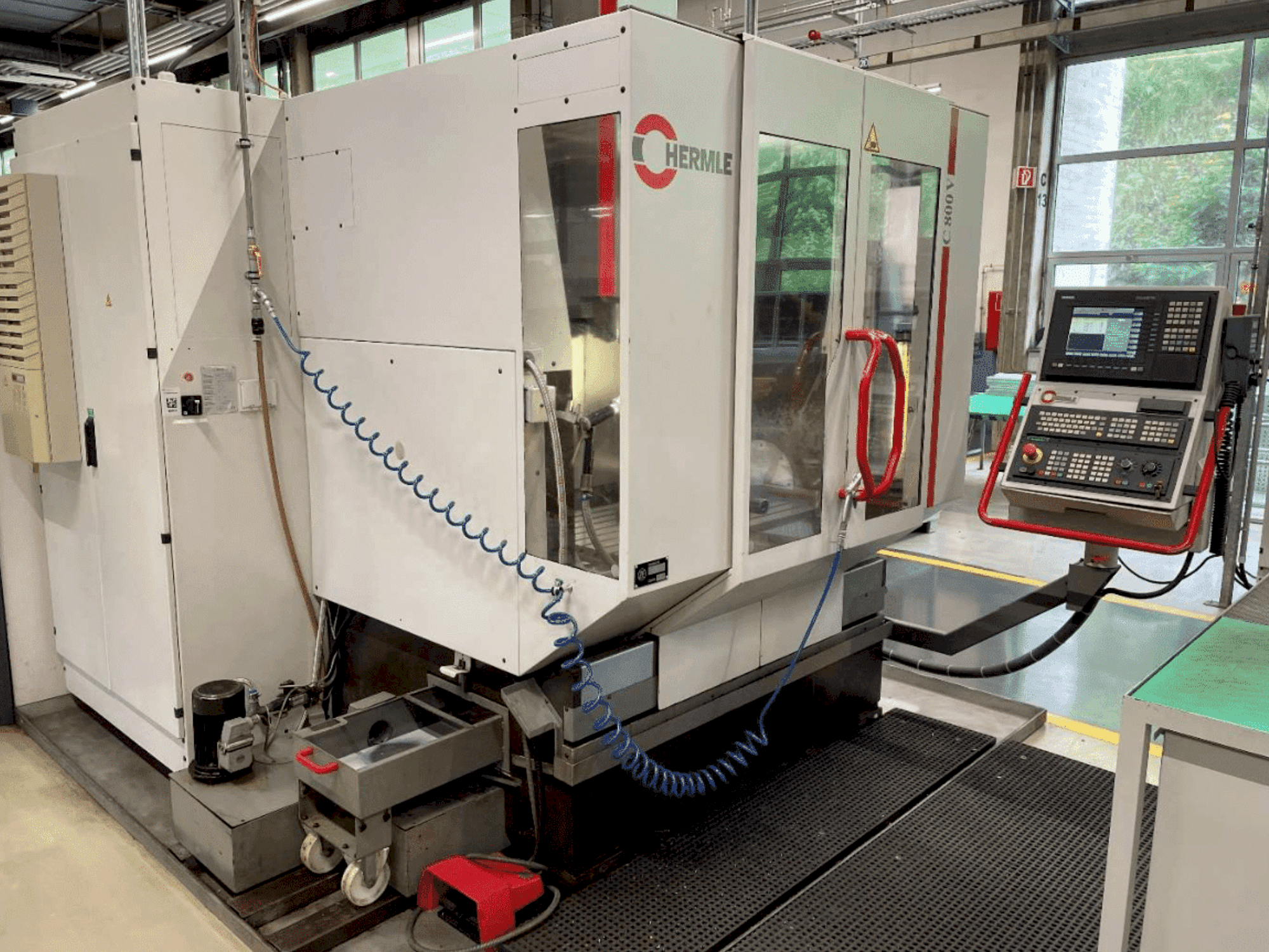 Vista frontale della macchina HERMLE C800V