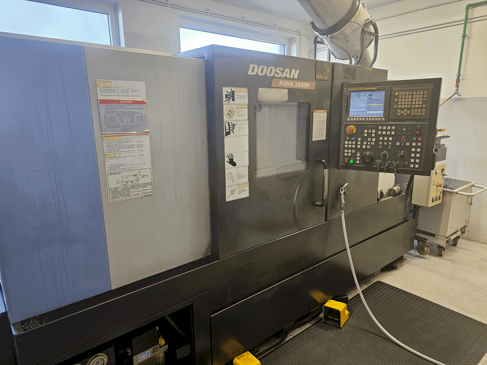 Vista frontale della macchina DOOSAN Puma 2600M