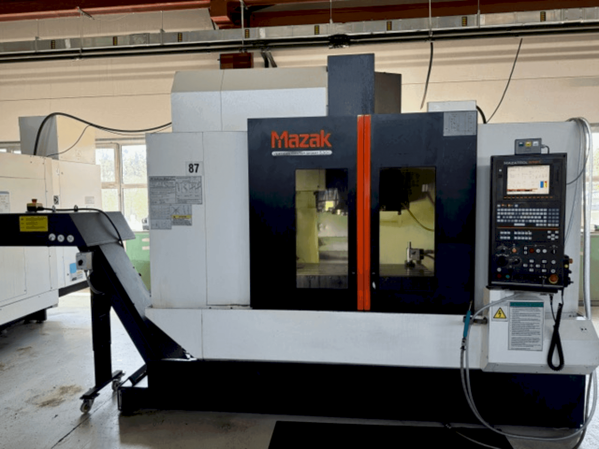 Vista frontale della macchina Mazak VCS530C