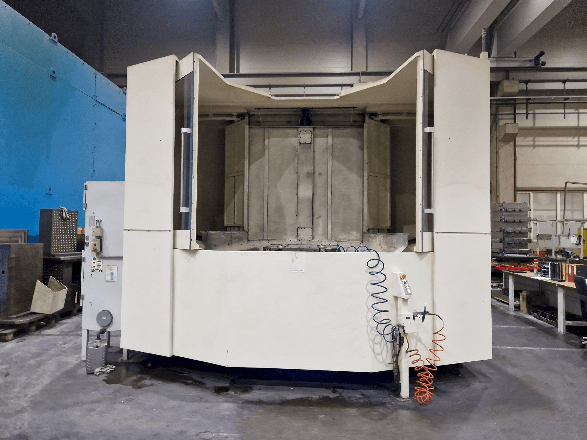 Vista frontale della macchina Makino a120nx