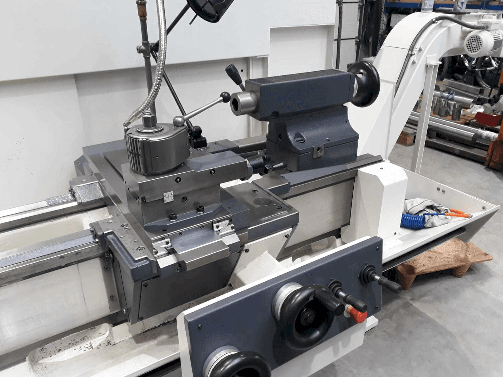 Vista frontale della macchina BOEHRINGER DUS 560