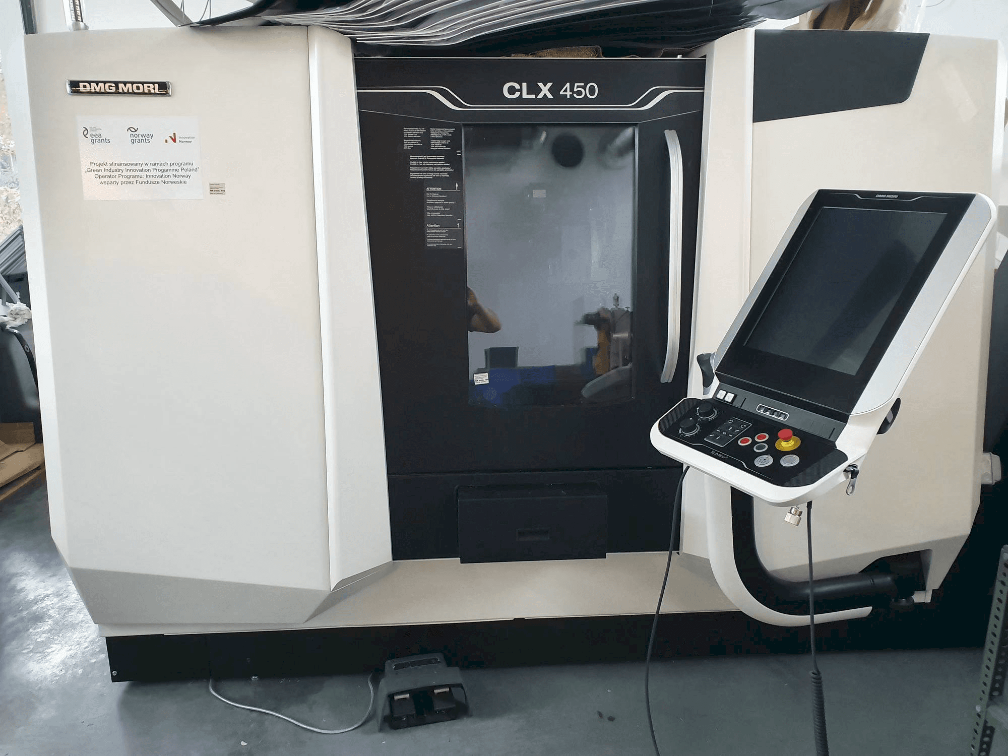 Vista frontale della macchina DMG MORI CLX450