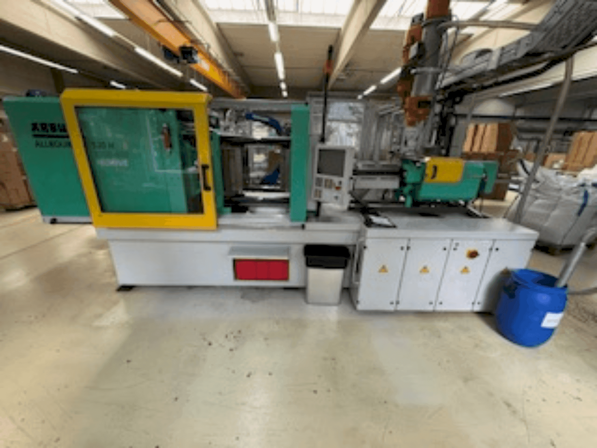 Vista frontale della macchina Arburg Allrounder 520H