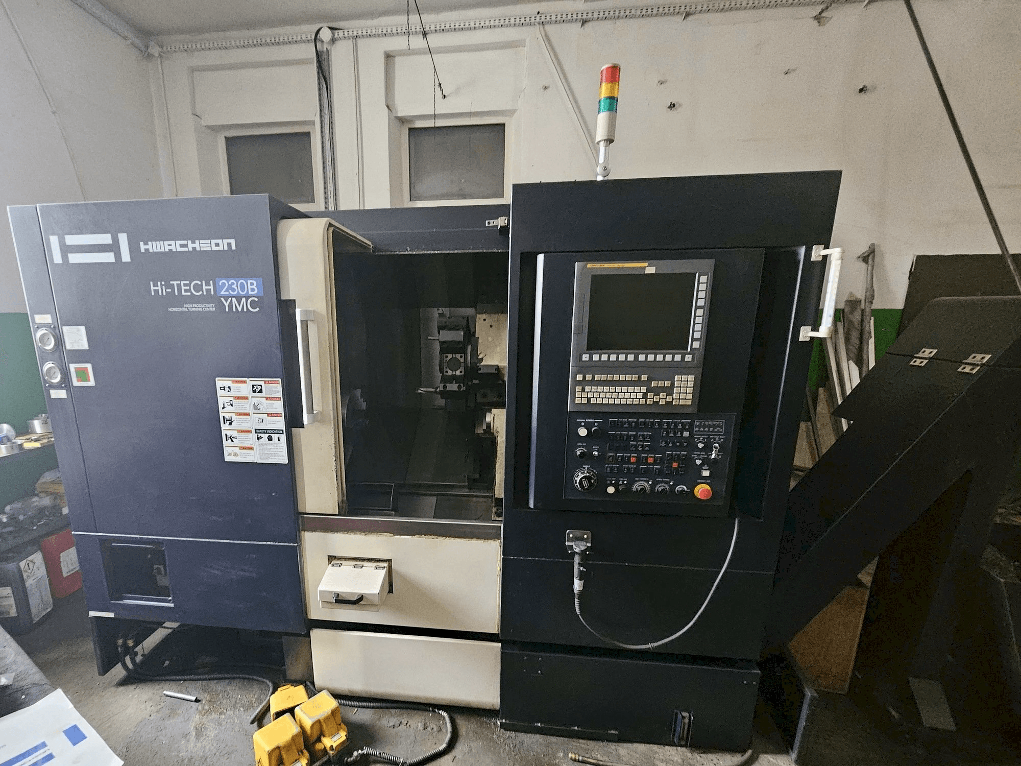 Vista frontale della macchina HWACHEON HI-TECH 230B YMC