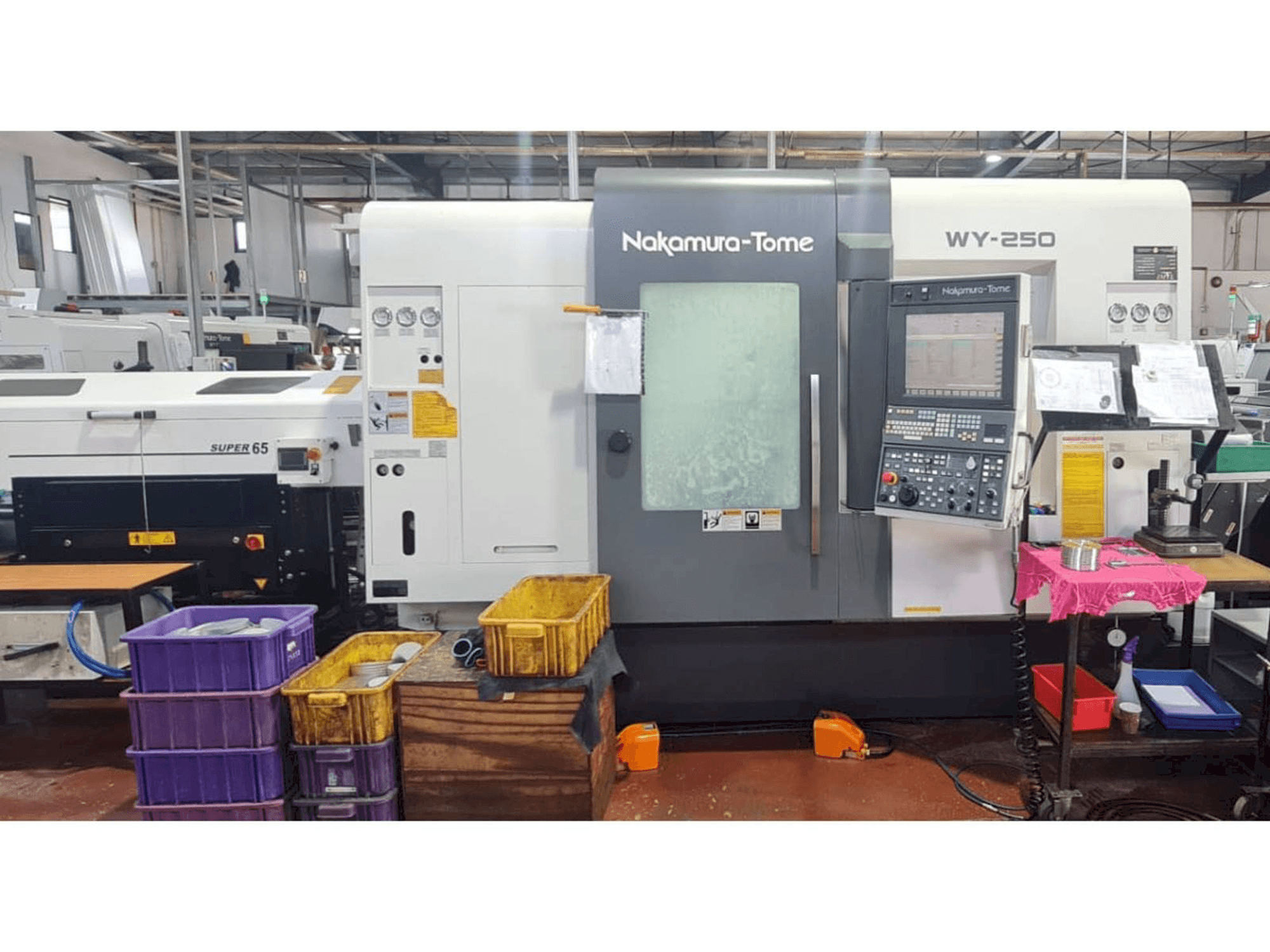 Vista frontale della macchina NAKAMURA-TOME WY 250