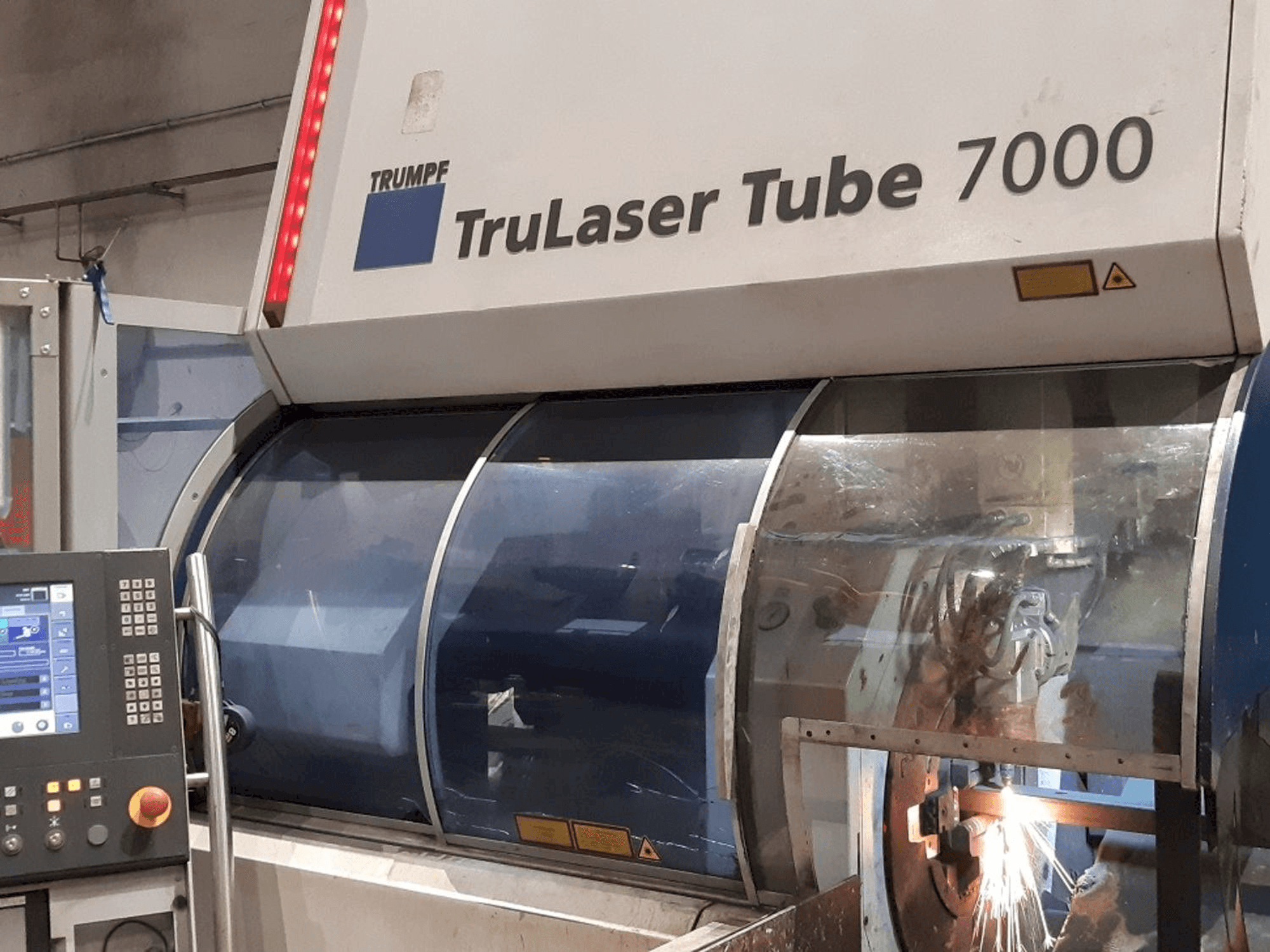 Vista frontale della macchina Trumpf TruLaser Tube 7000