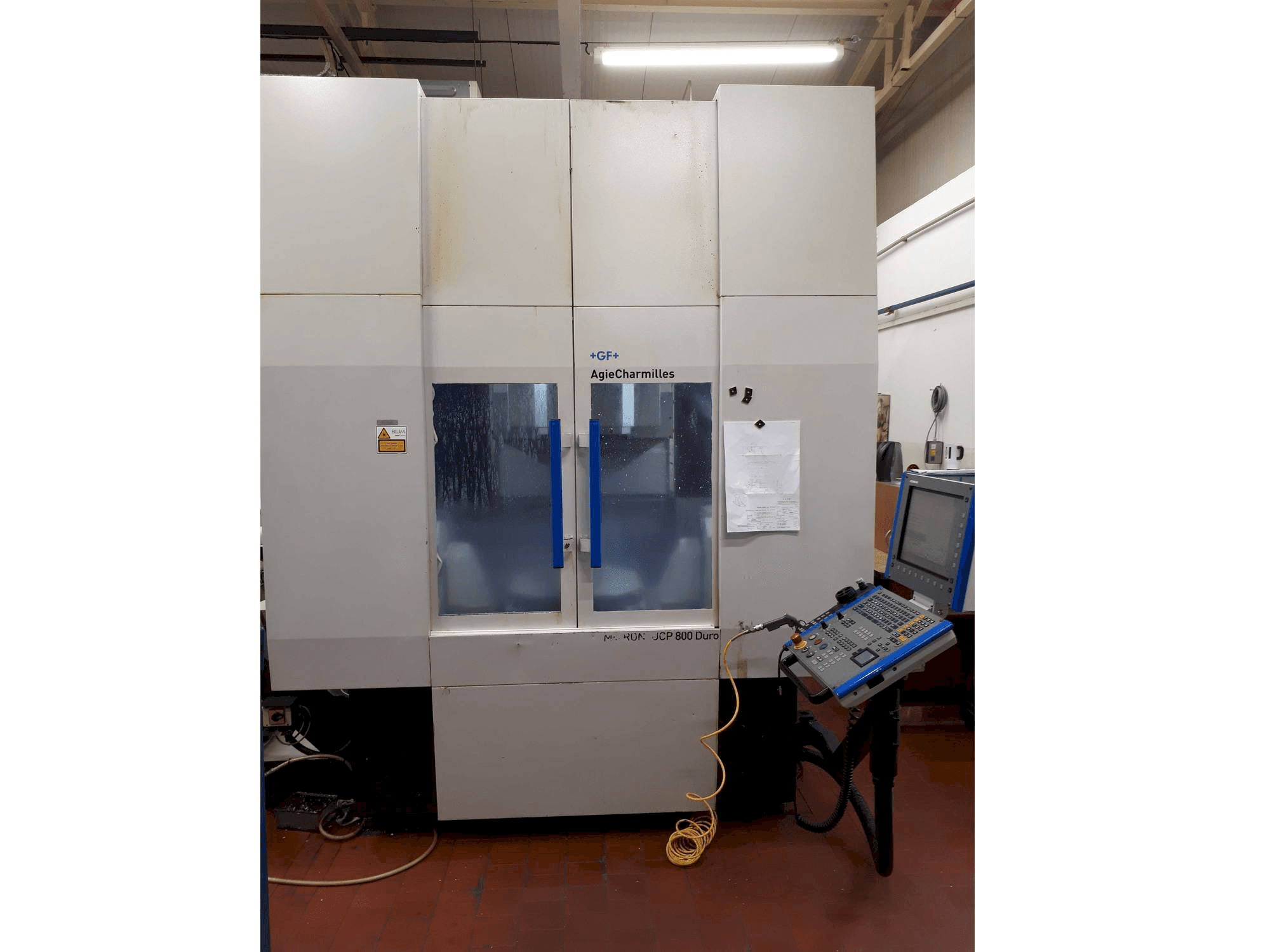 Vista frontale della macchina GF Mikron UCP 800 Duro