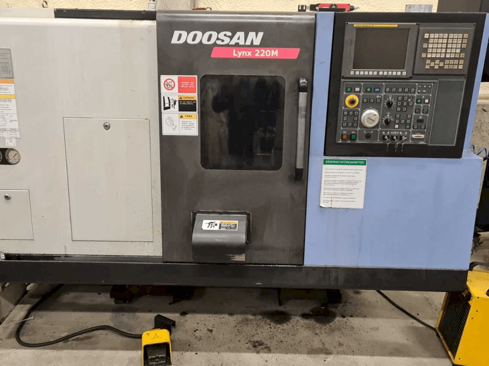 Vista frontale della macchina Doosan Lynx 220MA + bar feeder LNS Express