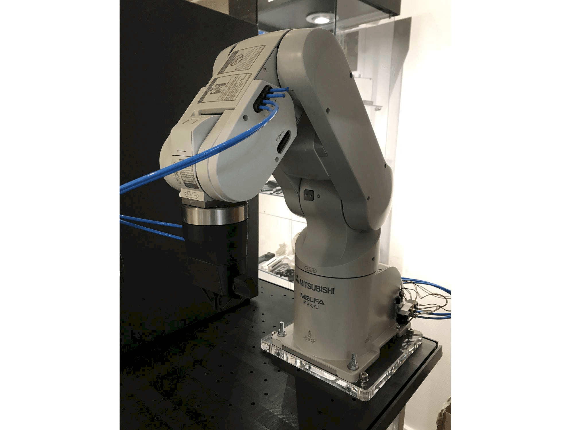 Vista frontale della macchina Mitsubishi RV-2AJ