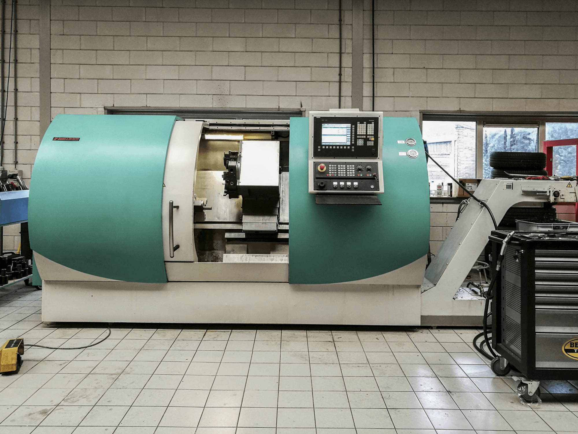 Vista frontale della macchina TRENS SBL 500 CNC