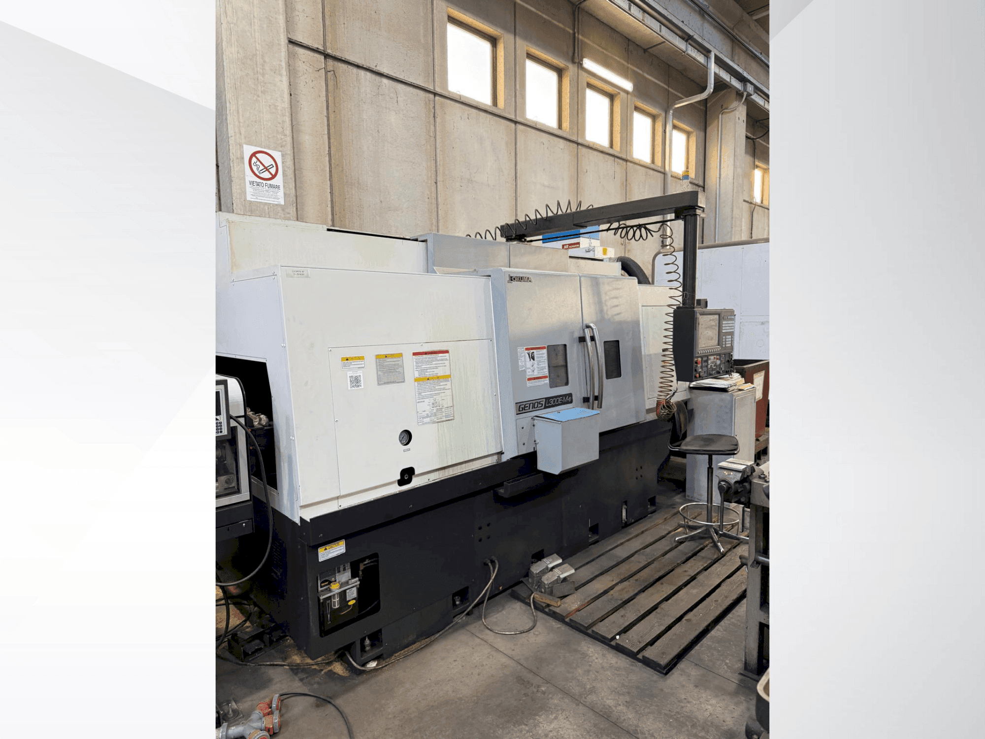 Vista frontale della macchina Okuma Genos L 300E-MY-e