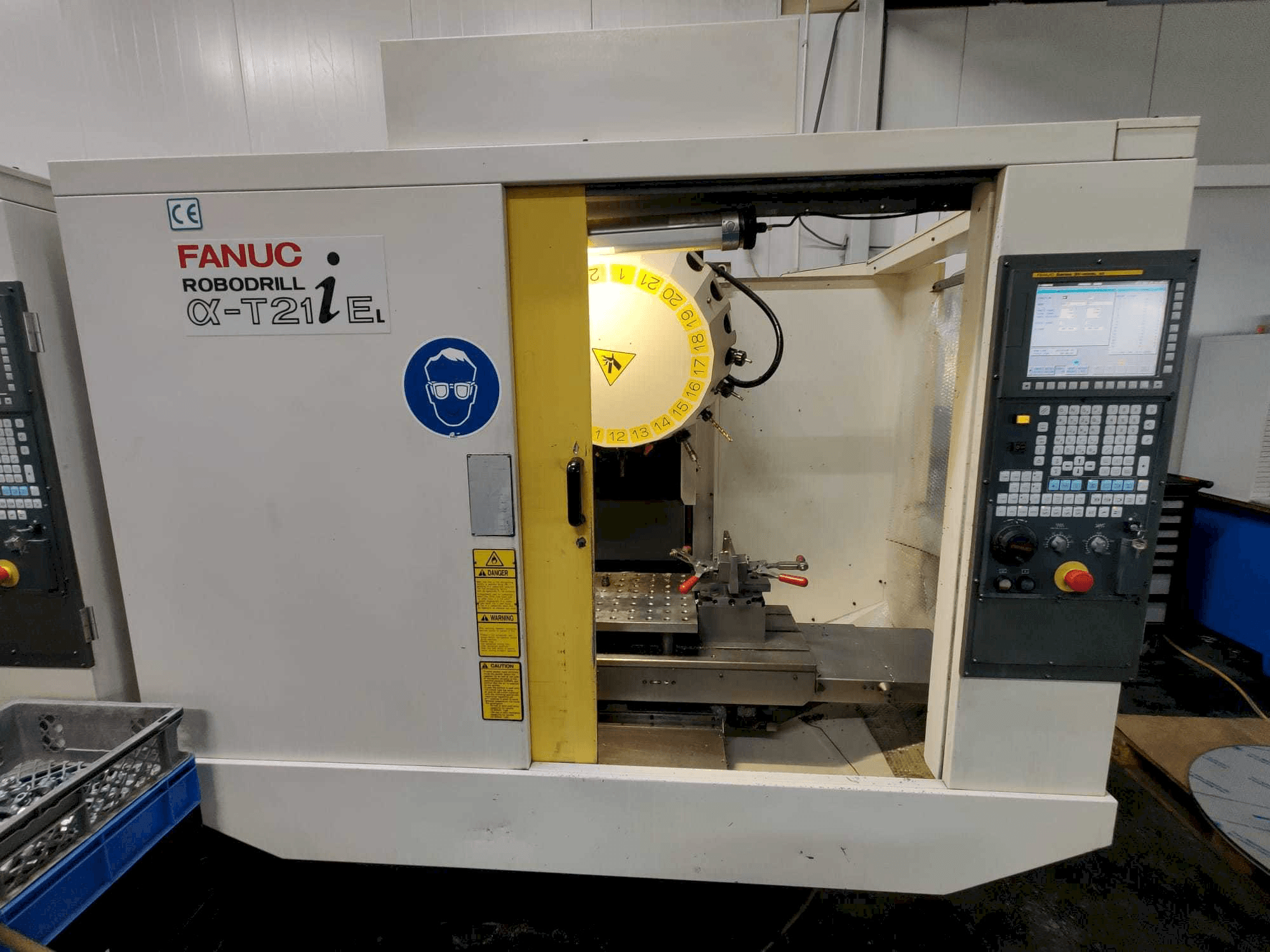 Vista frontale della macchina FANUC Robodrill α-T21iEL