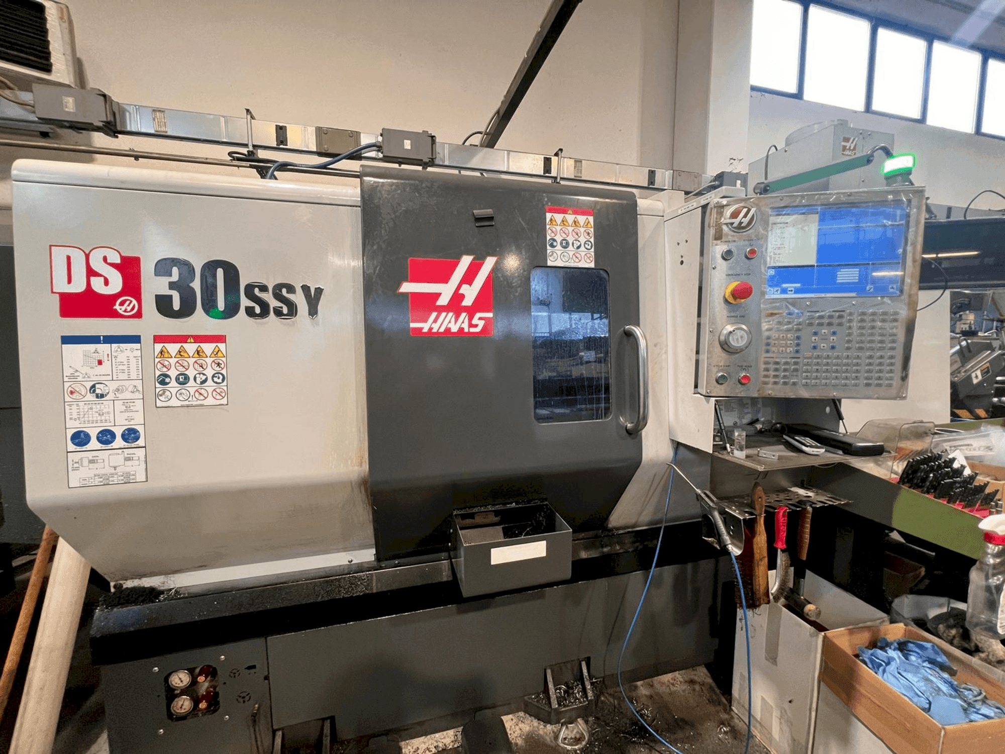 Vista frontale della macchina HAAS DS-30SSY