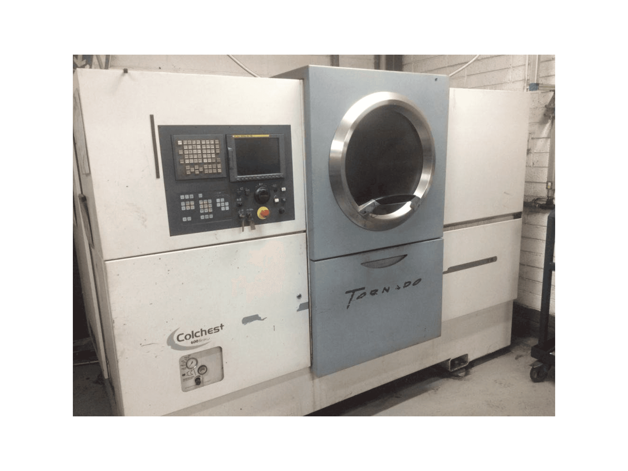 Vista frontale della macchina Colchester Tornado T8