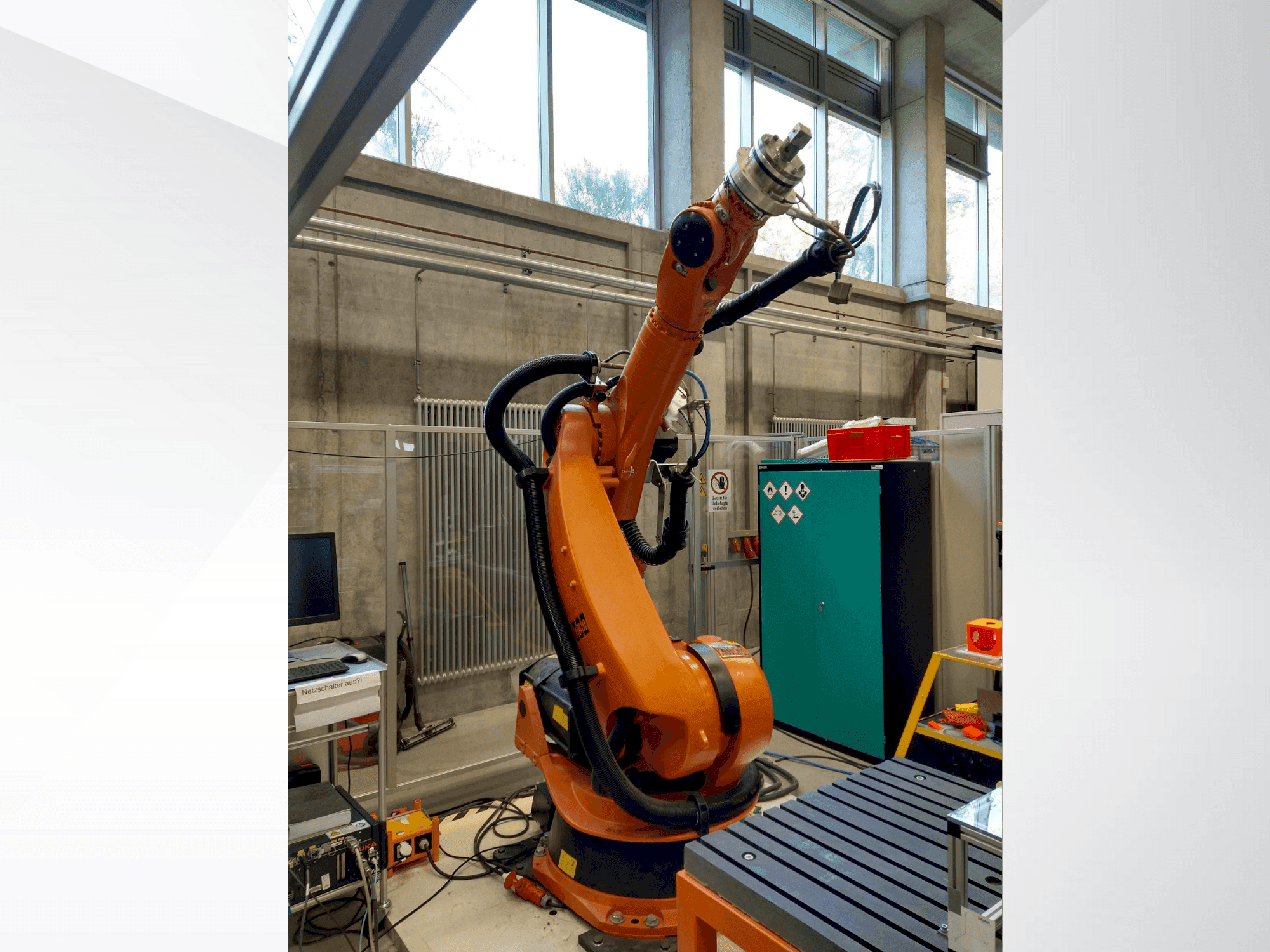 Vista frontale della macchina KUKA KR 240-2 2000