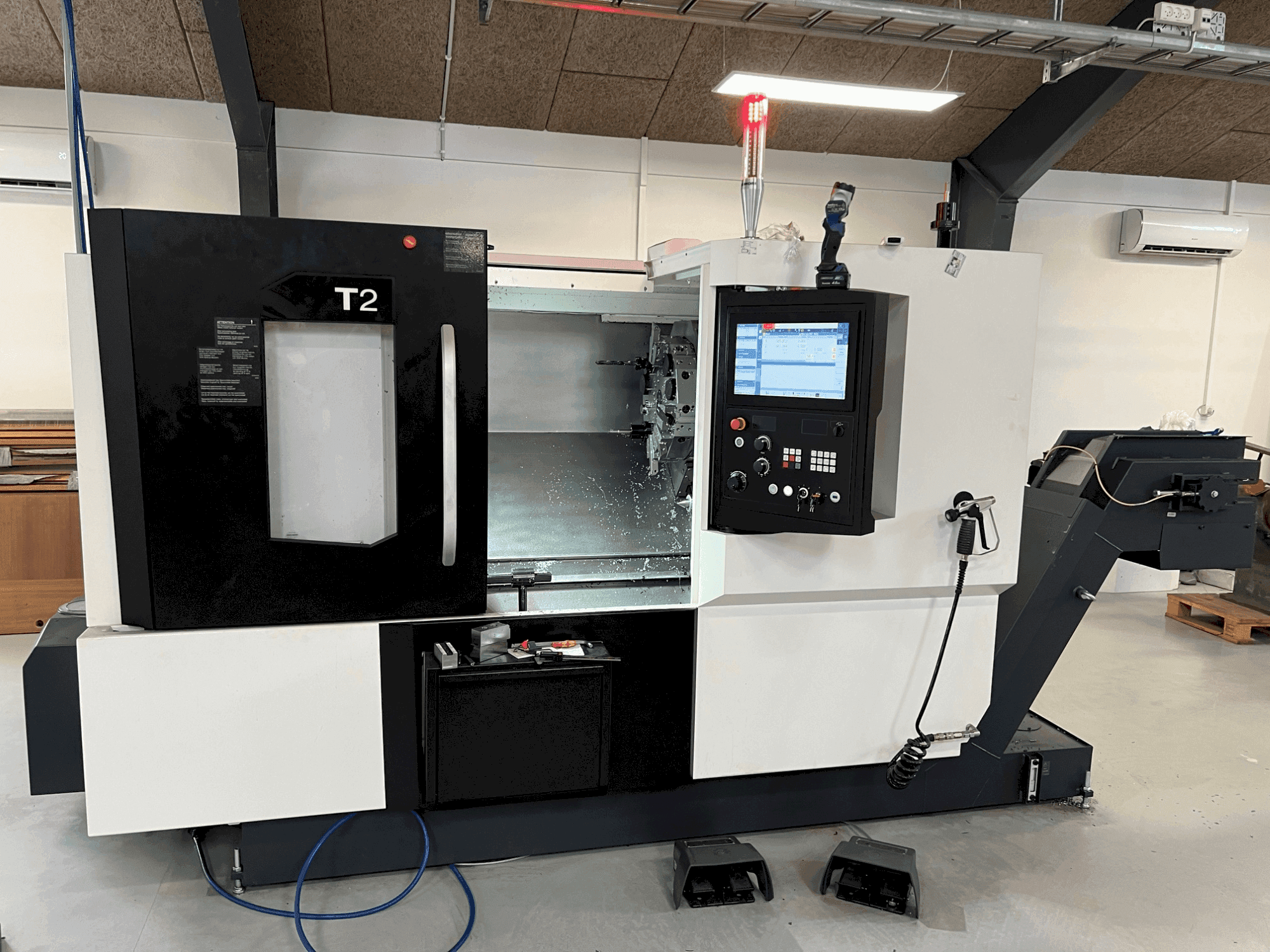 Vista frontale della macchina DMG MORI T2