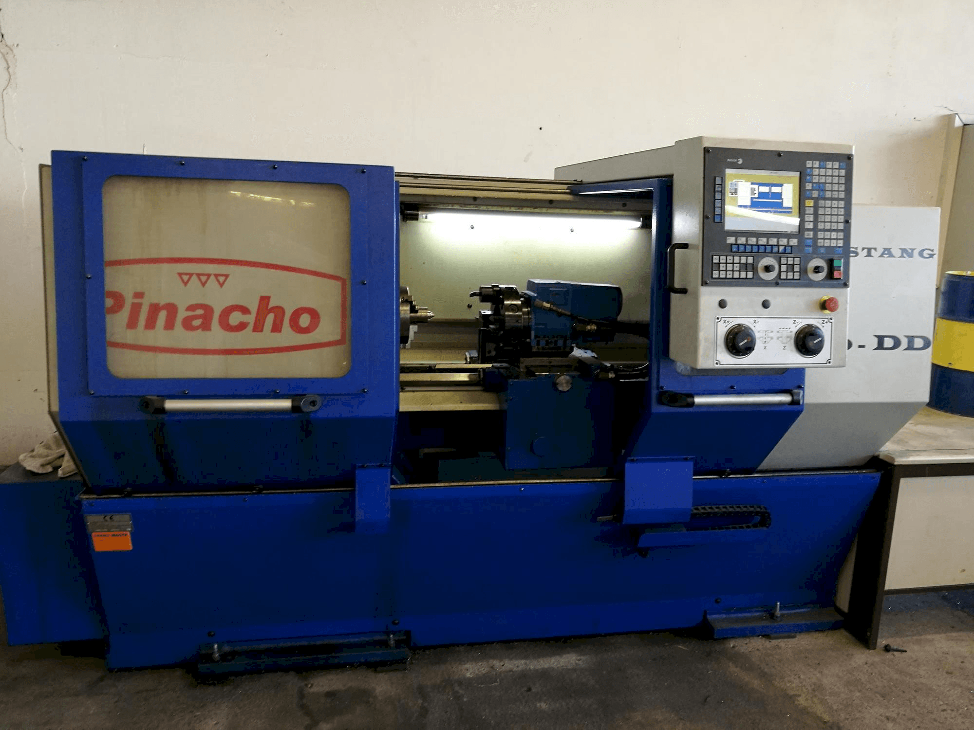 Vista frontale della macchina Pinacho Mustang 200-DD