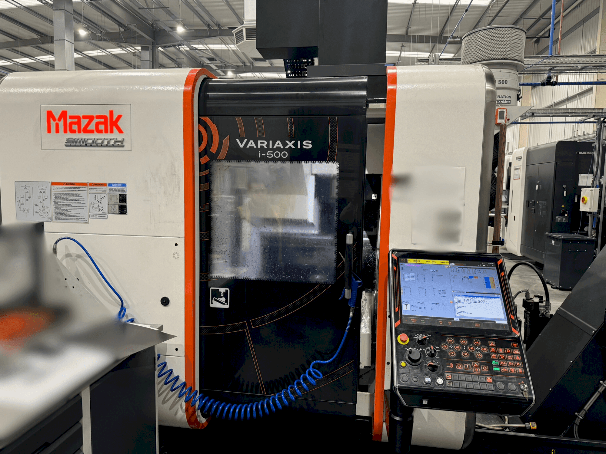 Vista frontale della macchina Mazak Variaxis i-500