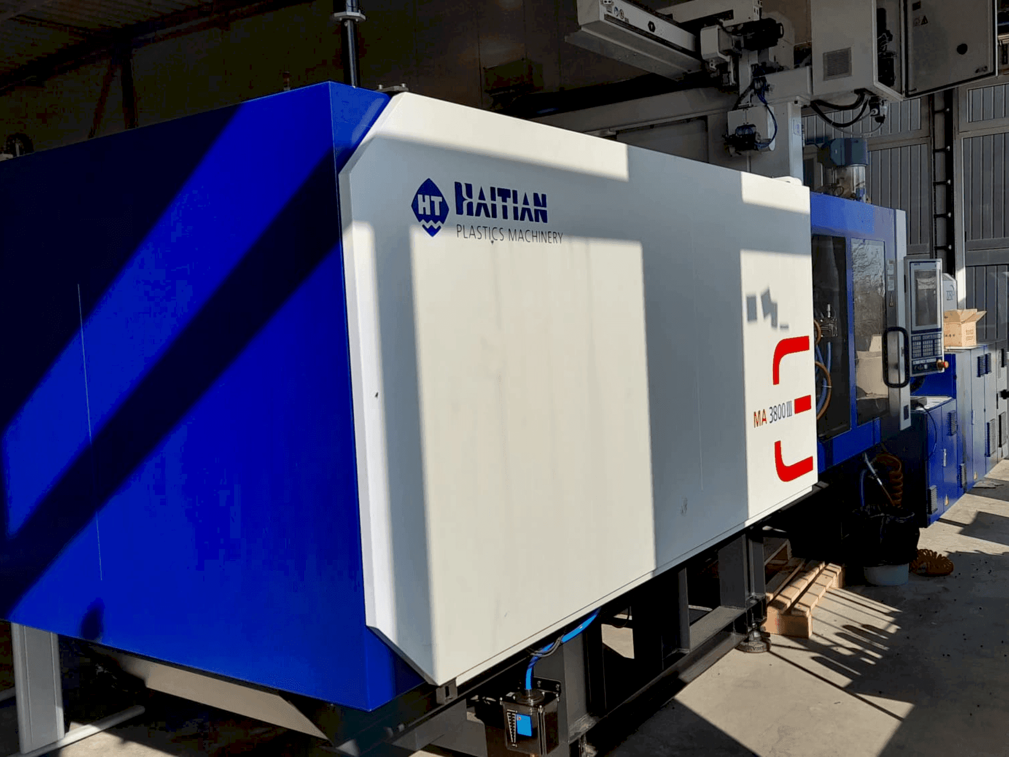 Vista frontale della macchina HAITIAN MA 3800 III