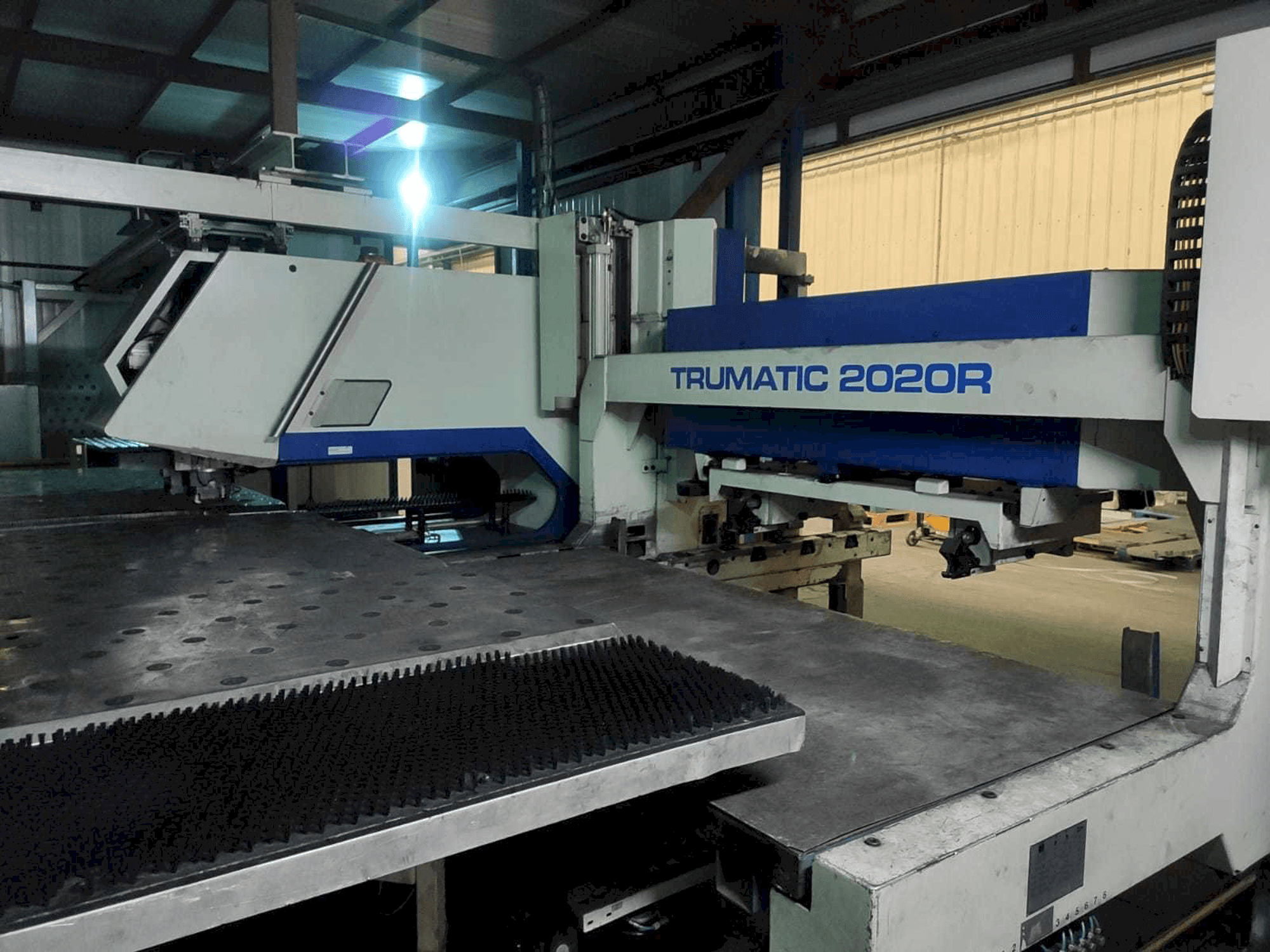 Vista frontale della macchina Trumpf Trumatic 2020R