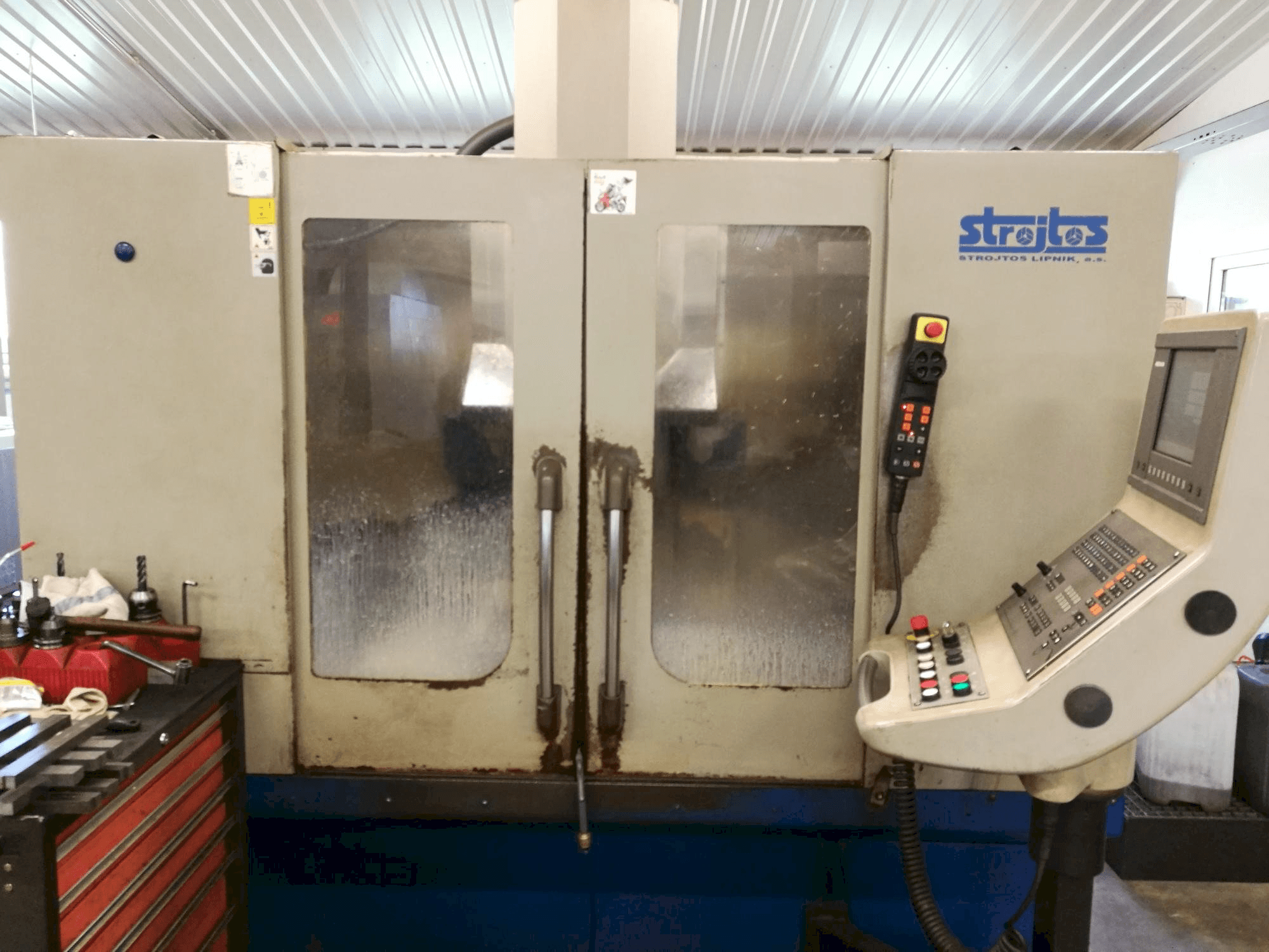 Vista frontale della macchina Strojtos VMC 40/8