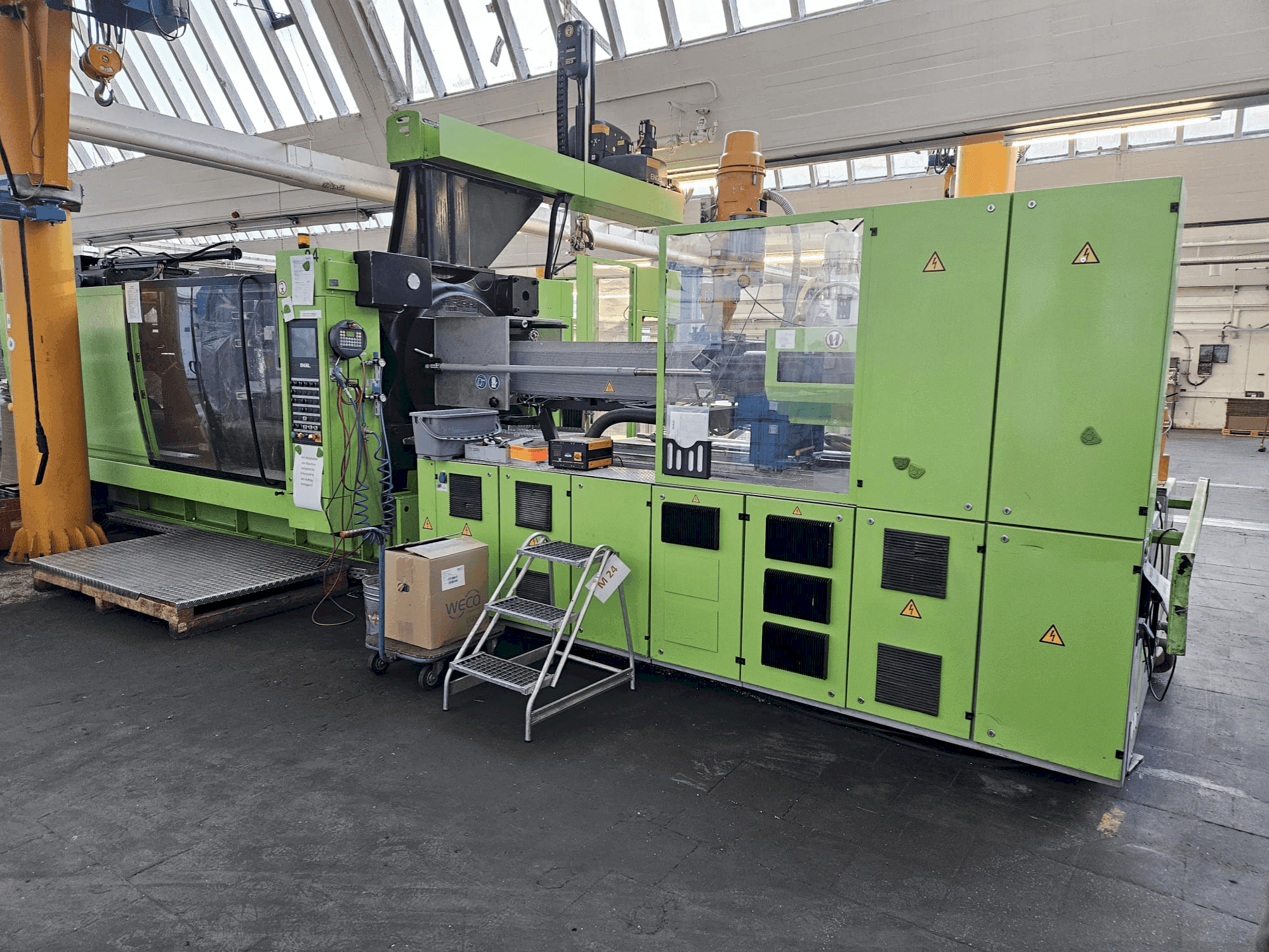 Vista frontale della macchina Engel CL 4550/750