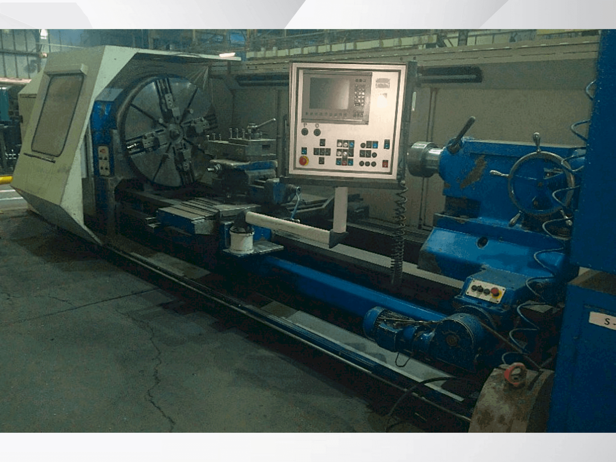 Vista frontale della macchina SKODA SRM 125 CNC