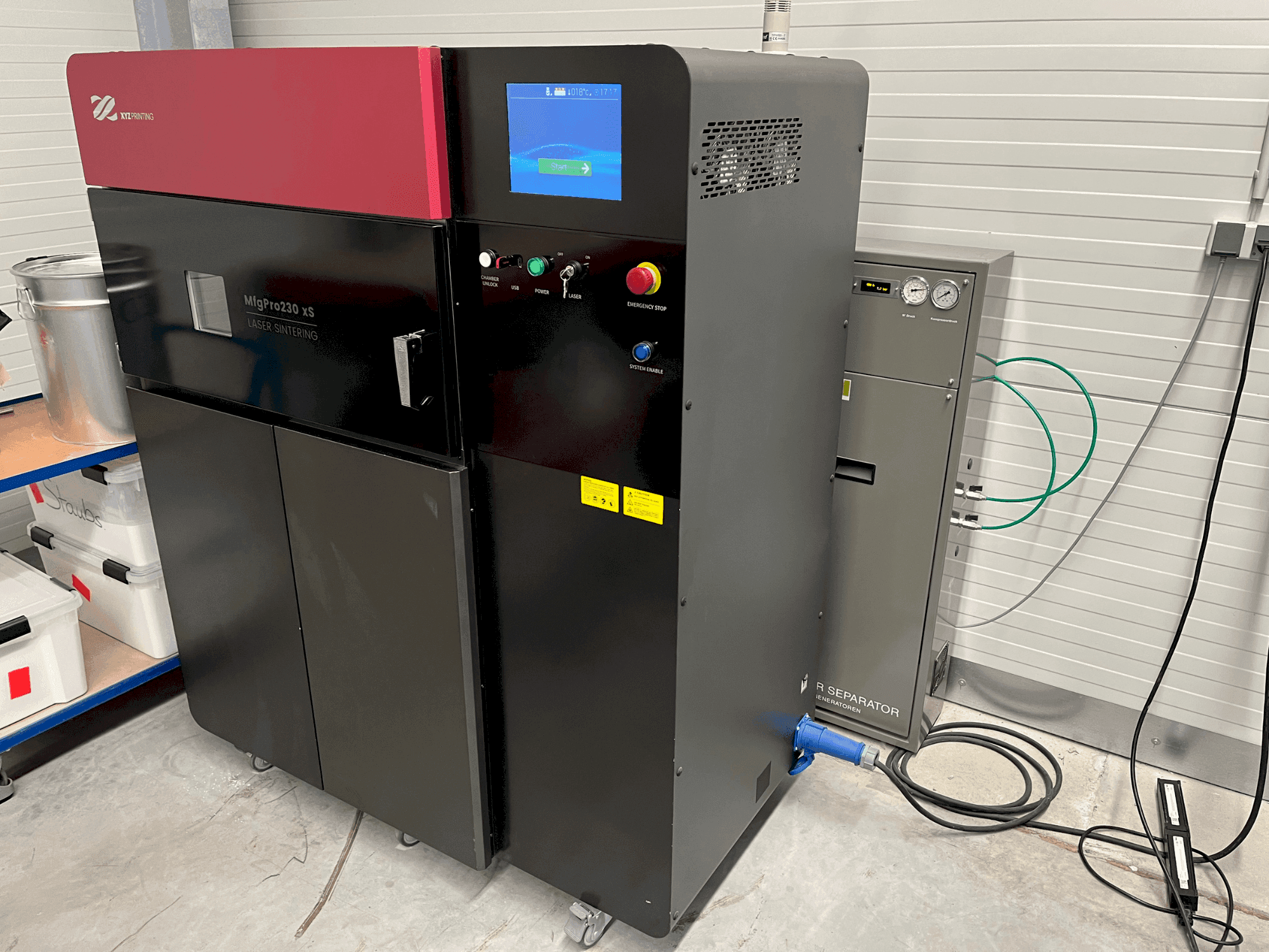 Vista frontale della macchina XYZ MfgPro230 xS (2022)