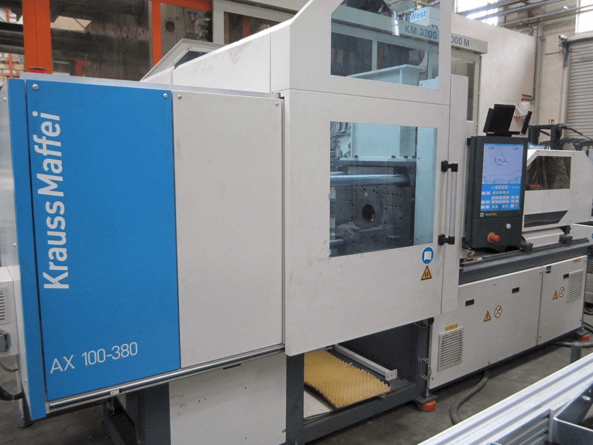 Vista frontale della macchina Krauss Maffei 100-380 AX