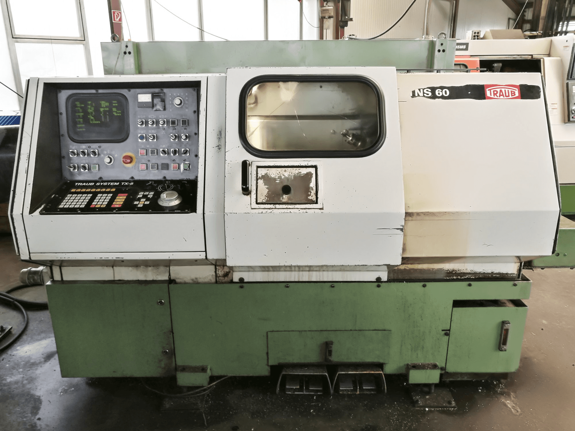 Vista frontale della macchina TRAUB TNS 60