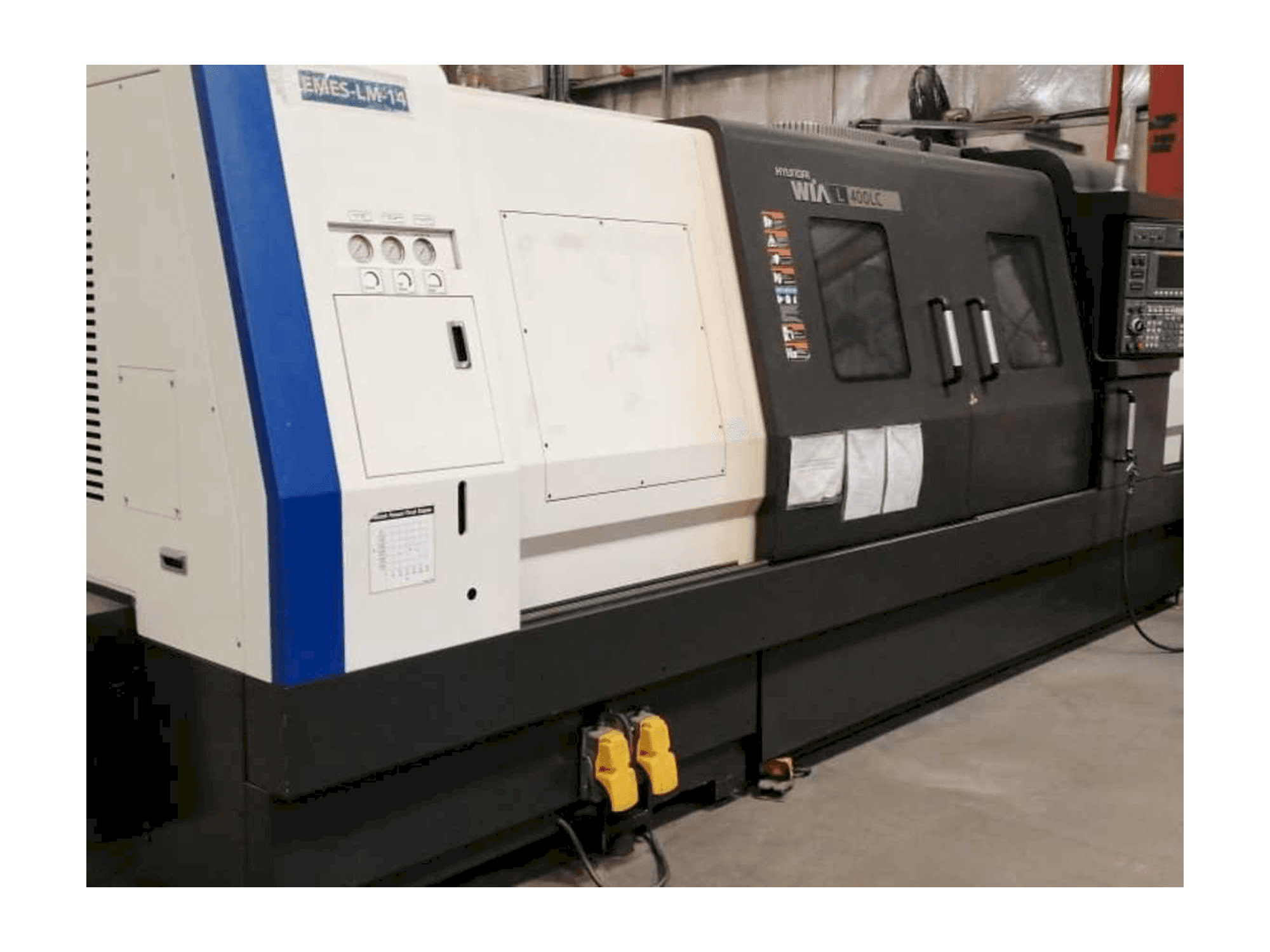 Vista frontale della macchina Hyundai Wia L400LC