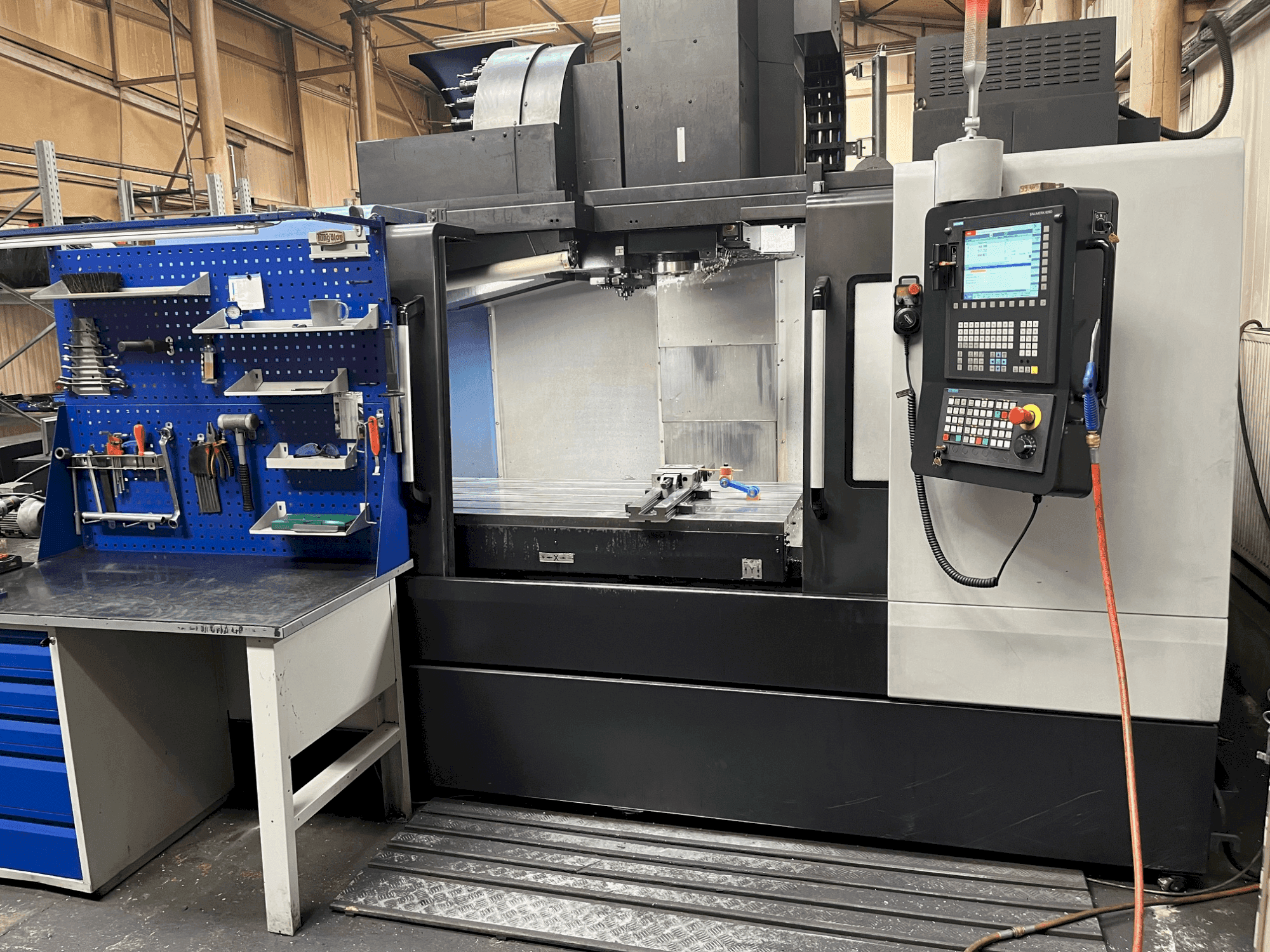 Vista frontale della macchina DOOSAN DNM 6700