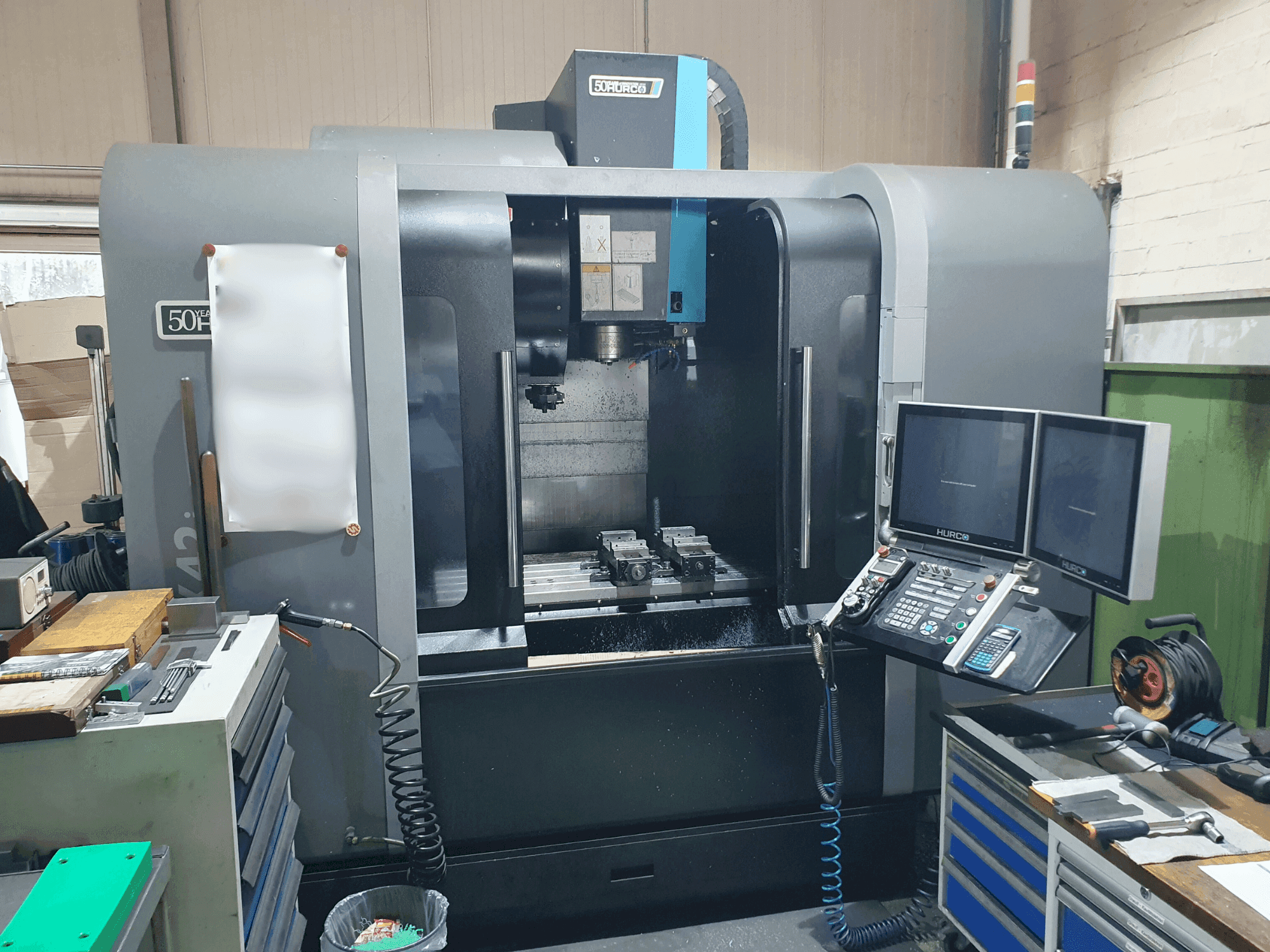 Vista frontale della macchina Hurco VMX42i