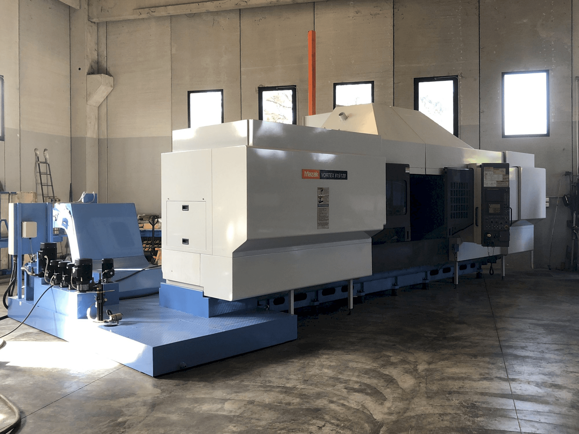 Vista frontale della macchina Mazak VORTEX 815/120