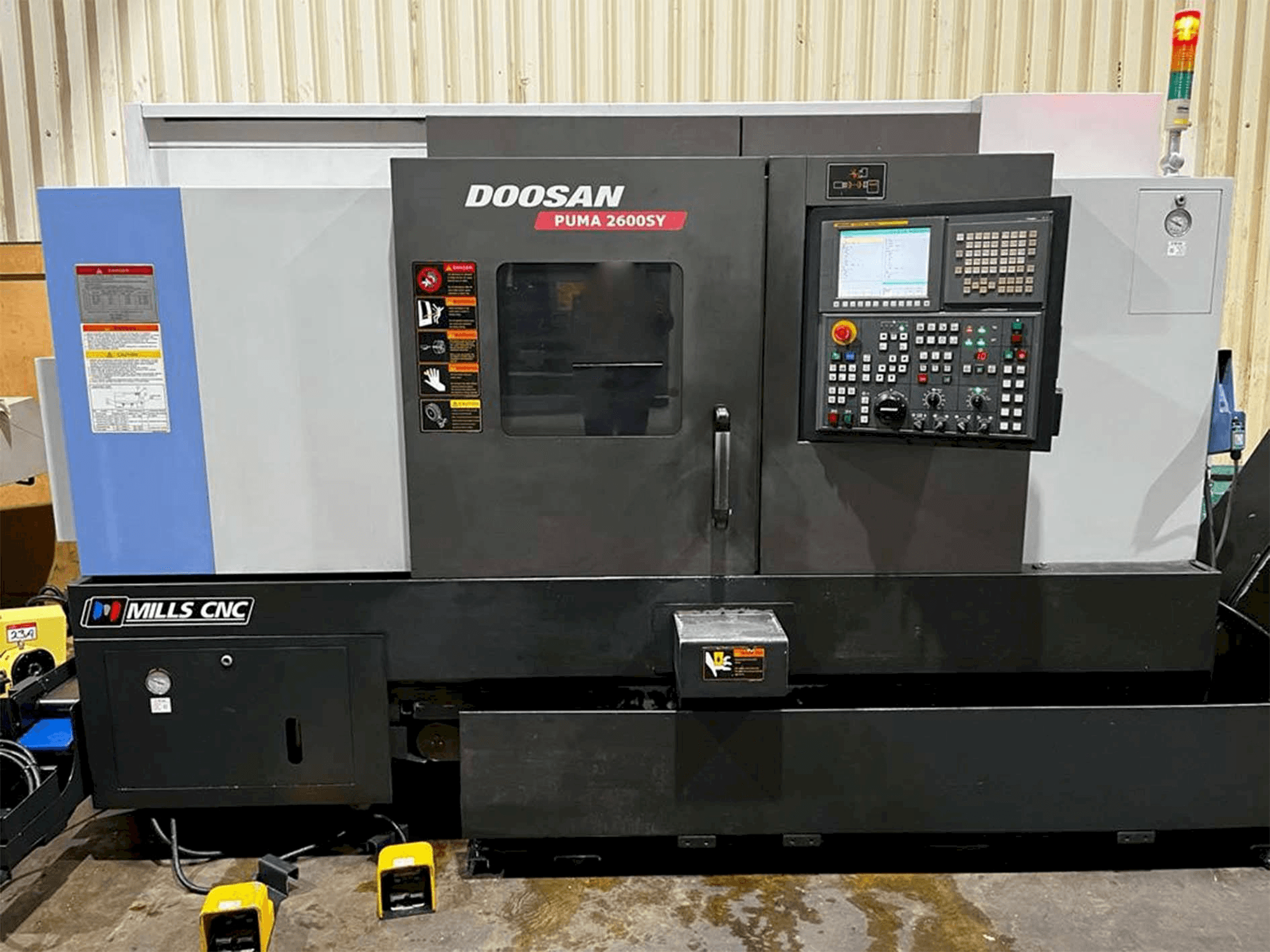 Vista frontale della macchina Doosan Puma 2600SY
