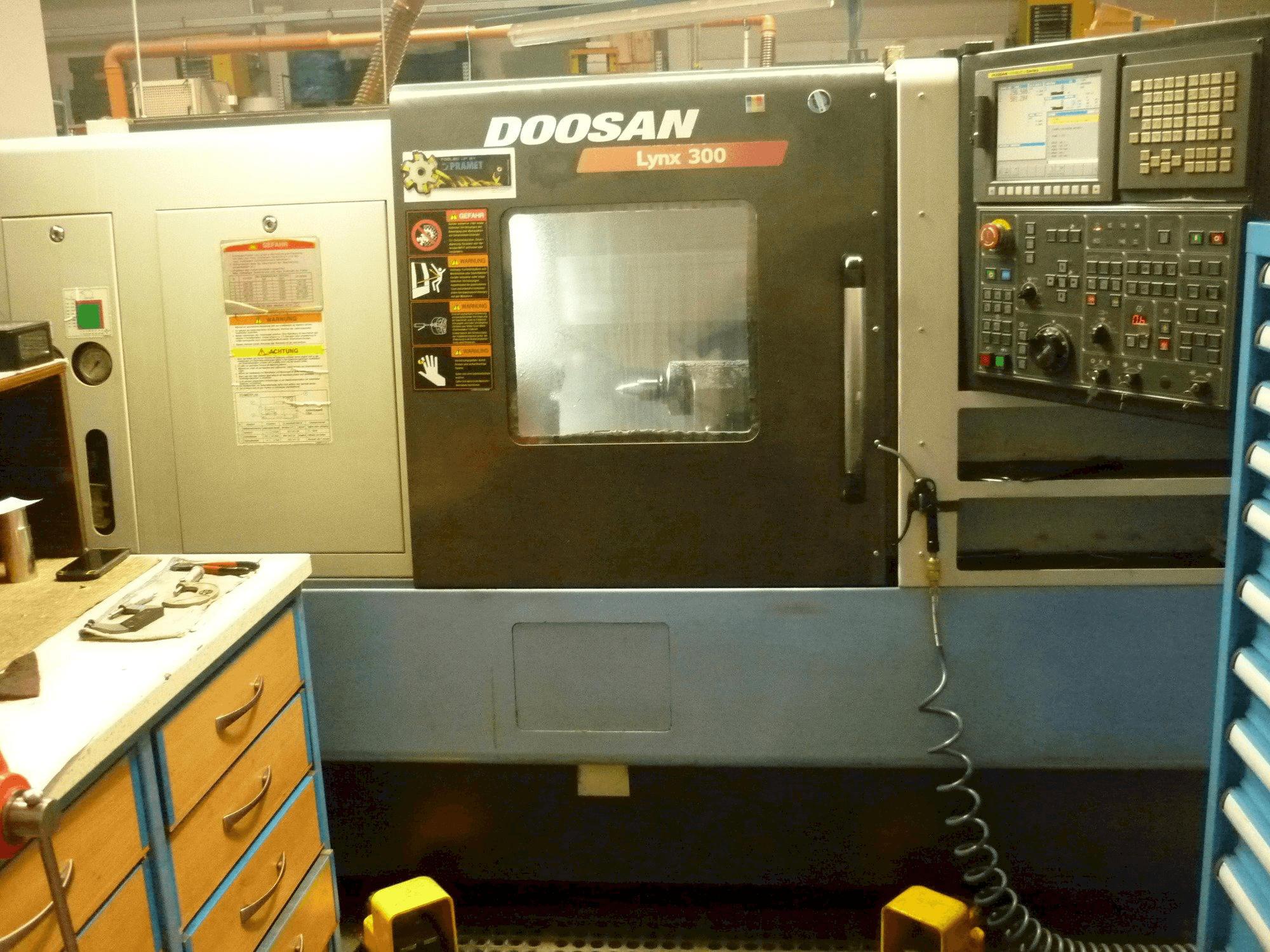 Vista frontale della macchina Doosan LYNX 300