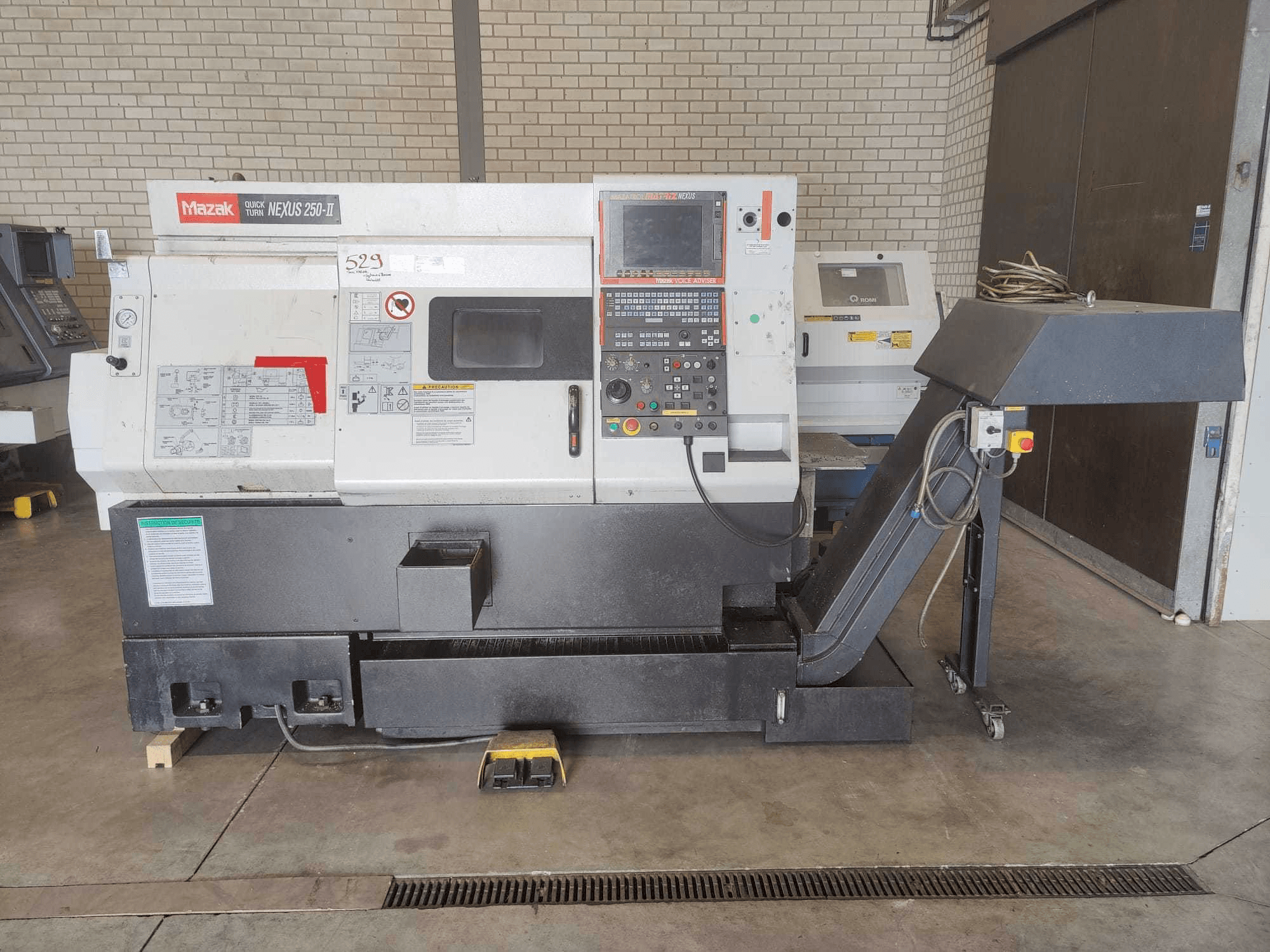 Vista frontale della macchina Mazak Quick Turn Nexus 250-II