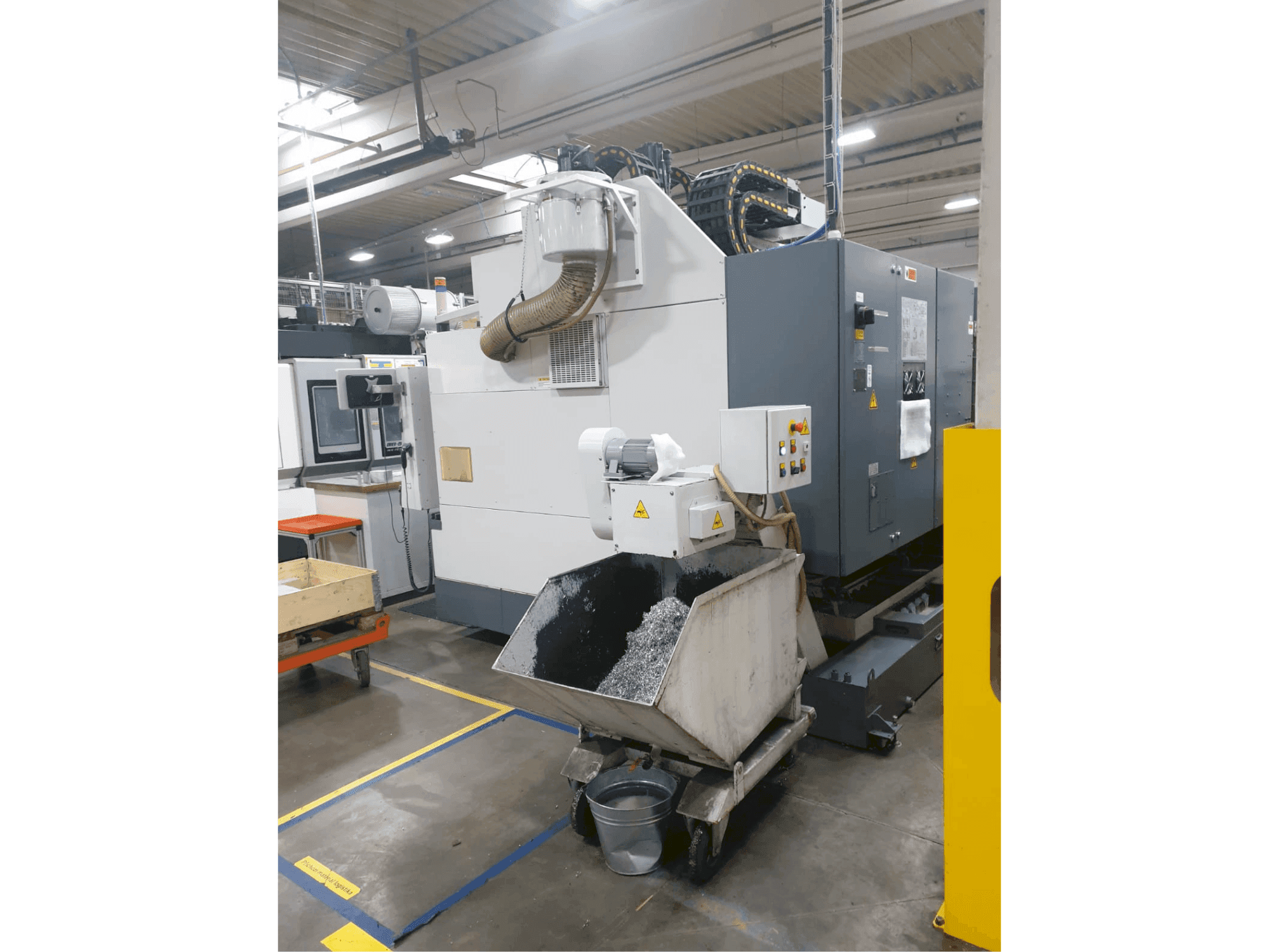 Vista frontale della macchina Okuma MB-66VA