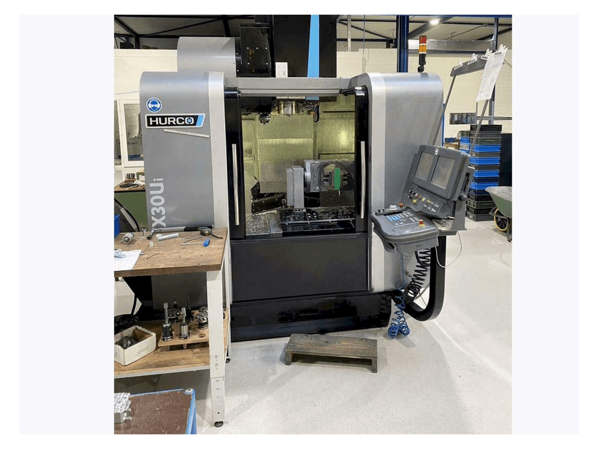 Vista frontale della macchina Hurco VMX30 Ui