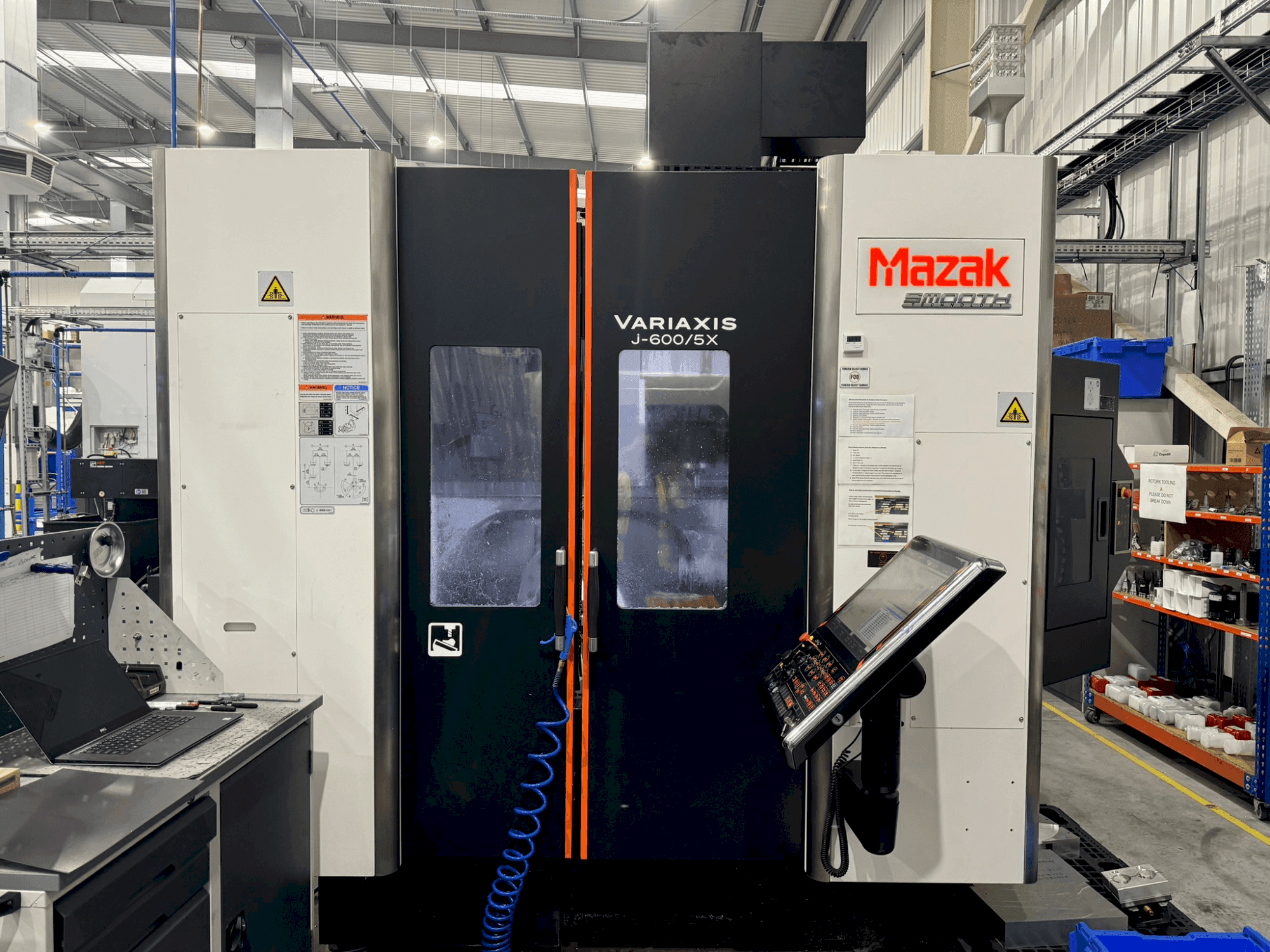 Vista frontale della macchina Mazak Variaxis J-600