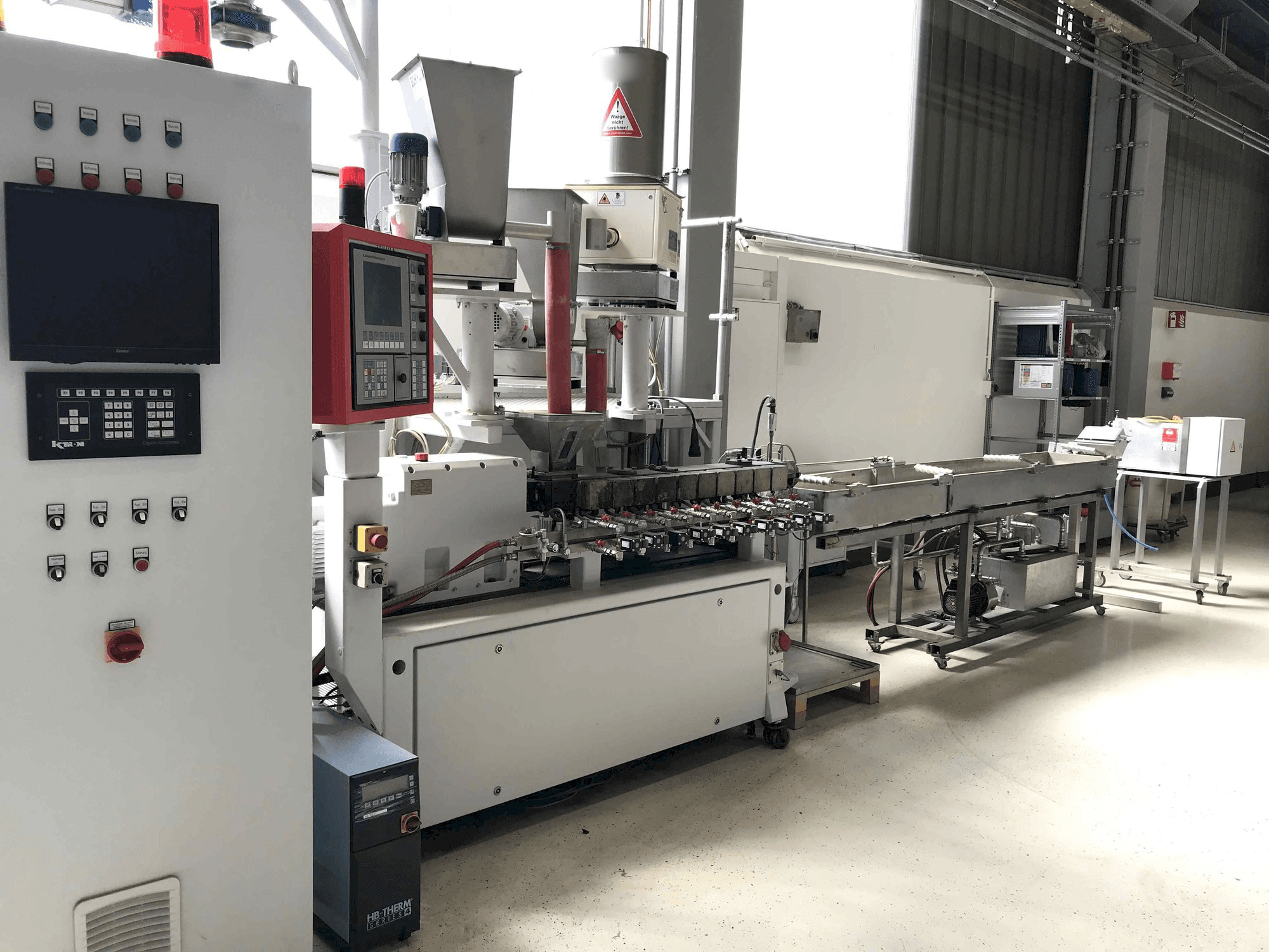 Vista frontale della macchina Leistriz ZSE 27/GL-44D