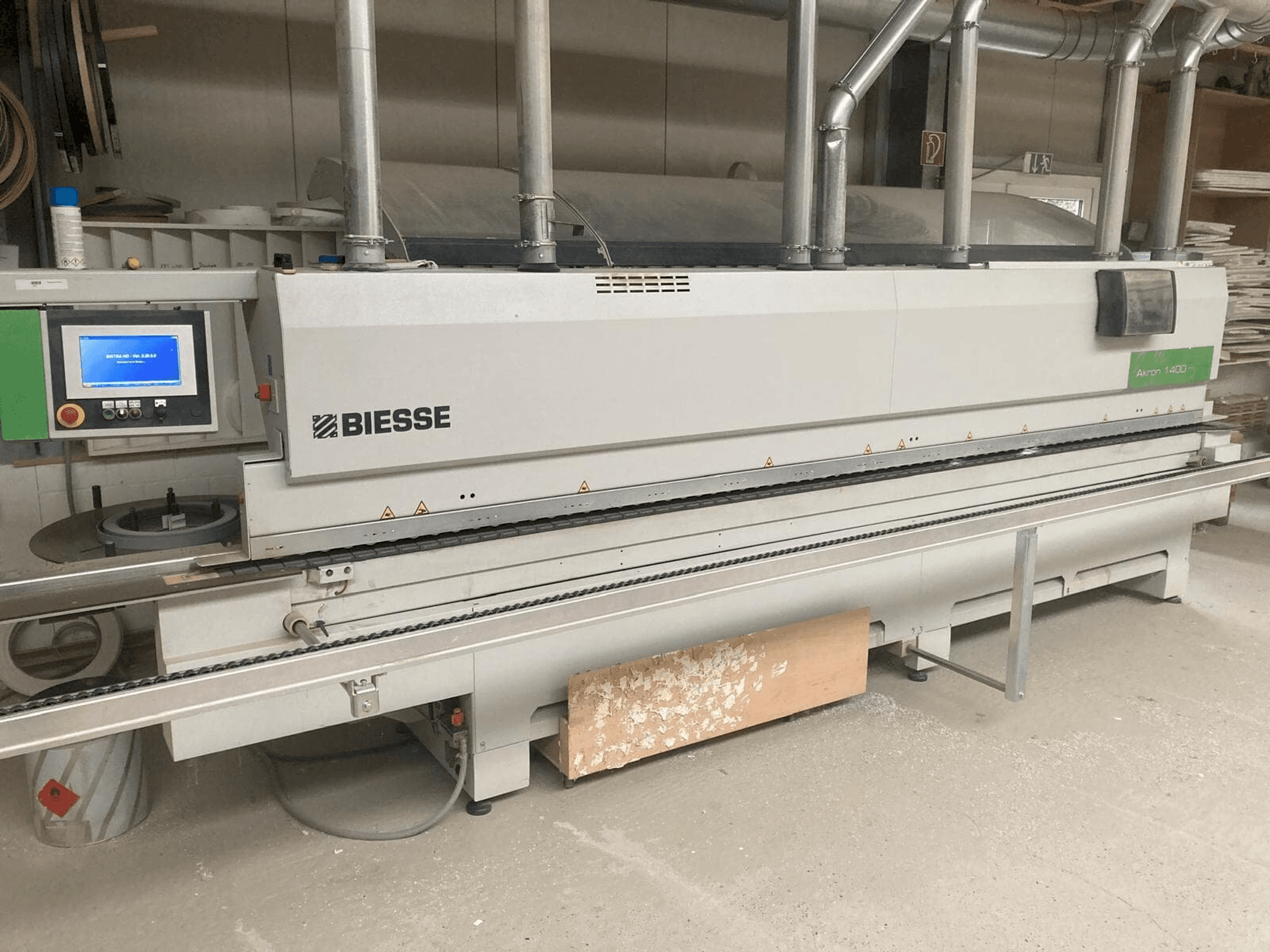 Vista frontale della macchina BIESSE AKRON 1440