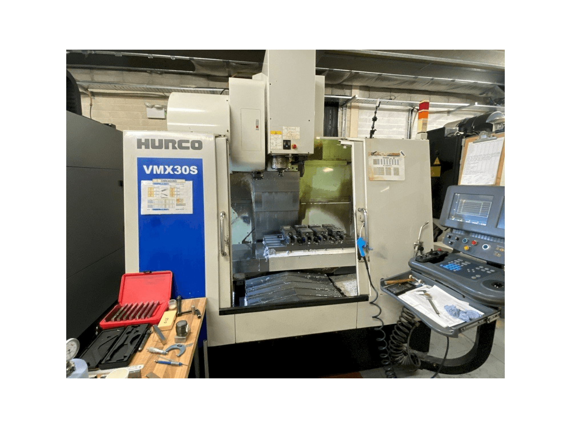 Vista frontale della macchina Hurco VMX30S