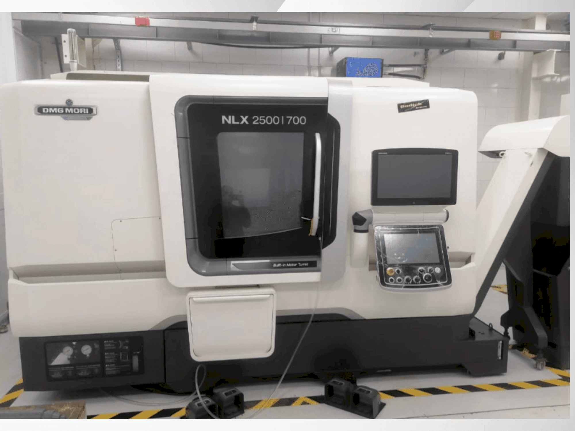 Vista frontale della macchina DMG MORI NLX 2500/700